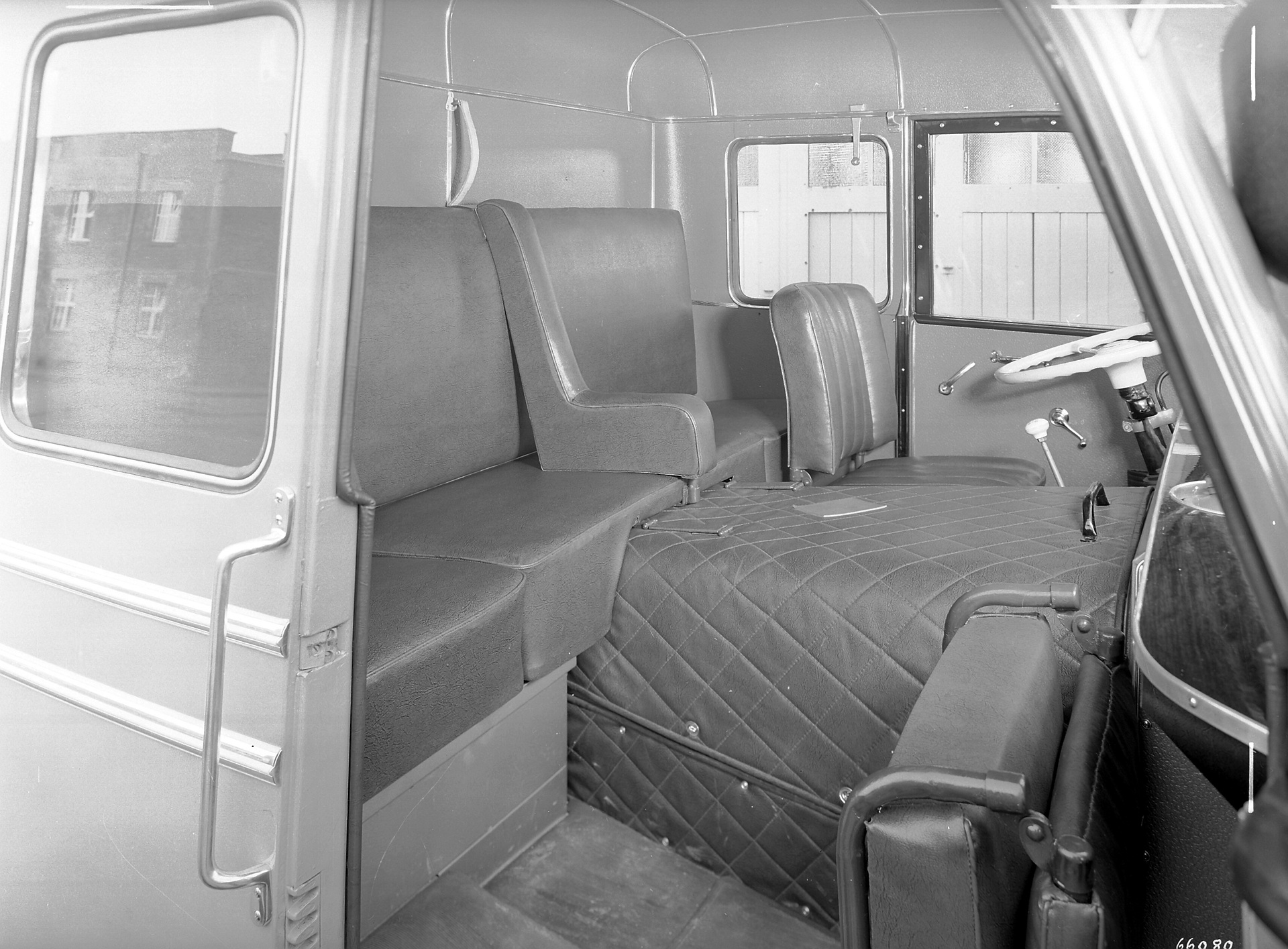 Mercedes-Benz LP 315, Frontlenkerlastwagen der Baureihe 304 für den Fernverkehr. Foto des Fahrerhauses mit Interieur aus dem Jahr 1955. (Fotosignatur der Mercedes-Benz Archive: 66080) Vor 70 Jahren: Premiere des Schwerlastwagens Mercedes-Benz L 6600 und Omnibus O 6600