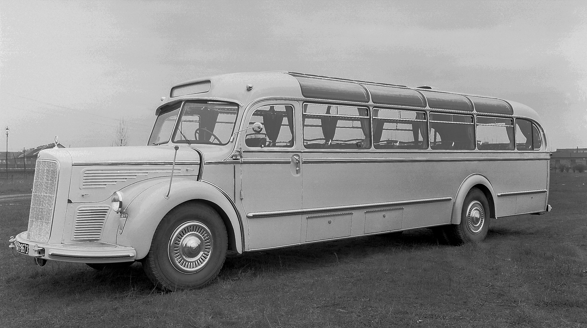 Mercedes-Benz O 6600, Reiseomnibus der Baureihe 304 mit Dachrandverglasung. (Fotosignatur der Mercedes-Benz Archive: 51160) Vor 70 Jahren: Premiere des Schwerlastwagens Mercedes-Benz L 6600 und Omnibus O 6600