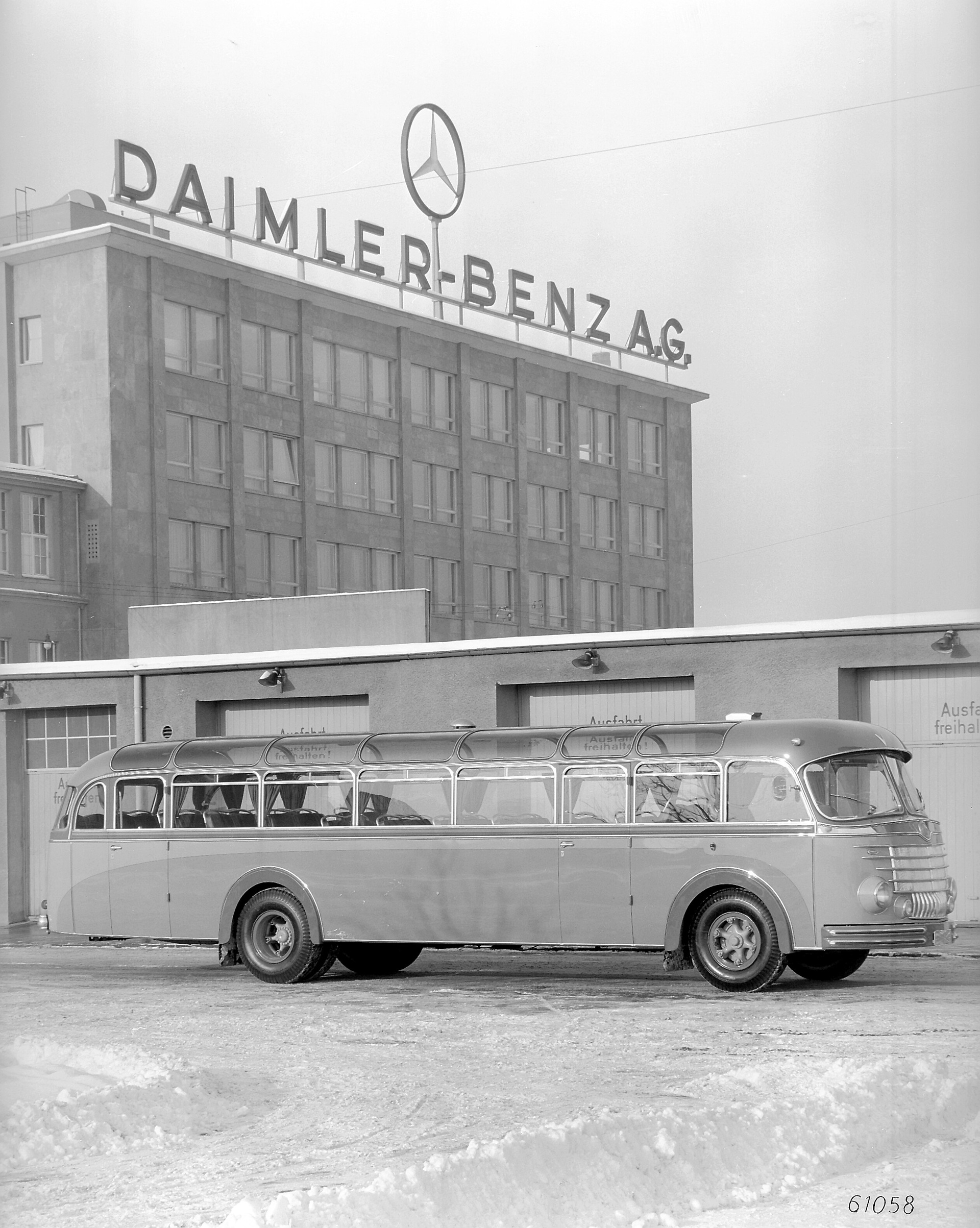 Mercedes-Benz OP 6600, Frontlenkerreiseomnibus der Baureihe 304 mit Frontmotor und Panoramafenstern, Karosserie von Vetter in Fellbach. (Fotosignatur der Mercedes-Benz Archive: 61058) Vor 70 Jahren: Premiere des Schwerlastwagens Mercedes-Benz L 6600 und Omnibus O 6600