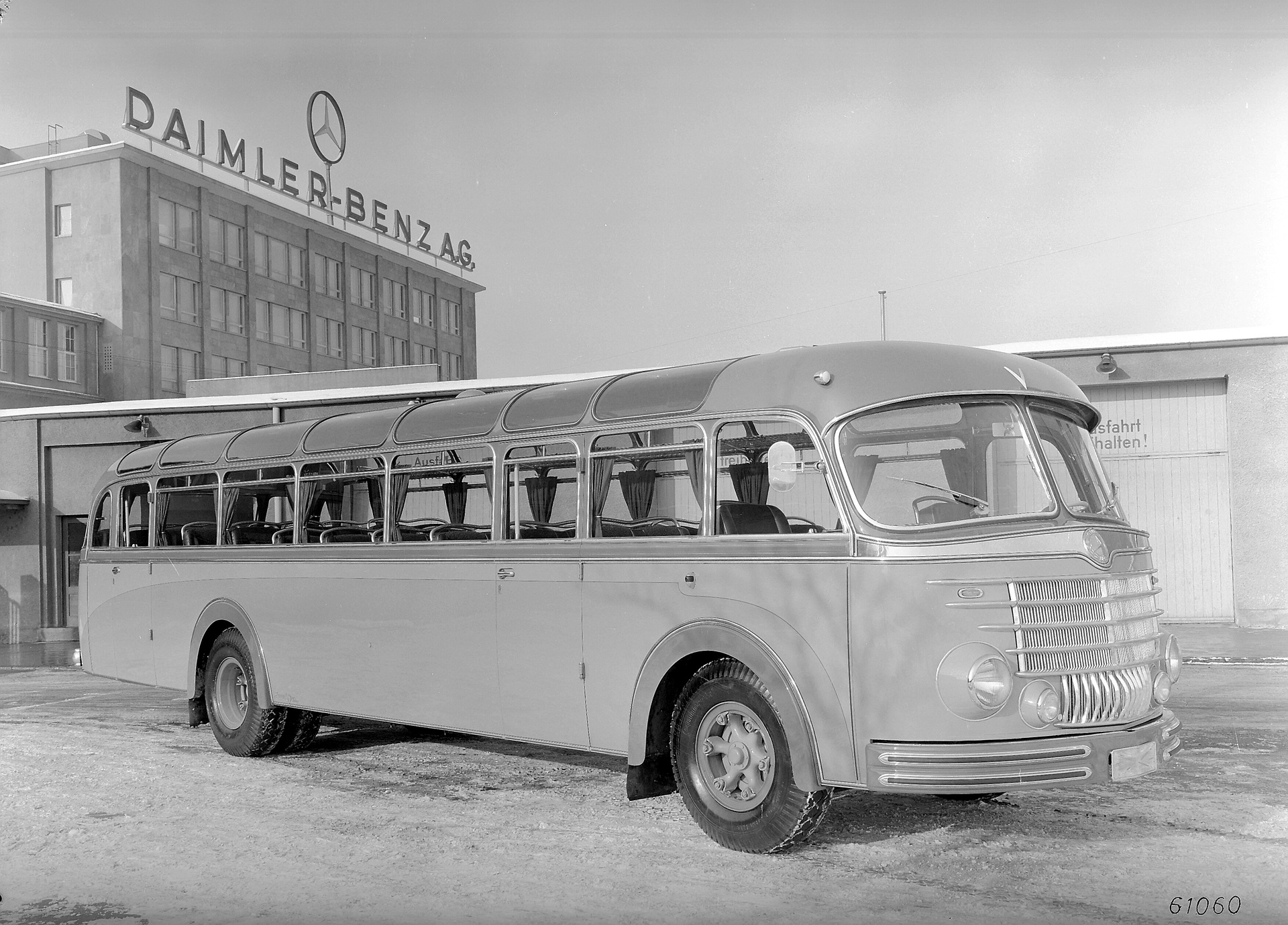 Mercedes-Benz OP 6600, Frontlenkerreiseomnibus der Baureihe 304 mit Frontmotor und Panoramafenstern, Karosserie von Vetter in Fellbach. (Fotosignatur der Mercedes-Benz Archive: 61060) Vor 70 Jahren: Premiere des Schwerlastwagens Mercedes-Benz L 6600 und Omnibus O 6600