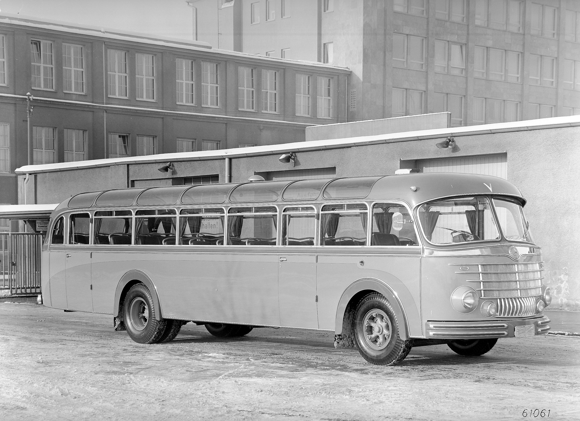 Mercedes-Benz OP 6600, Frontlenkerreiseomnibus der Baureihe 304 mit Frontmotor und Panoramafenstern, Karosserie von Vetter in Fellbach. (Fotosignatur der Mercedes-Benz Archive: 61061) Vor 70 Jahren: Premiere des Schwerlastwagens Mercedes-Benz L 6600 und Omnibus O 6600