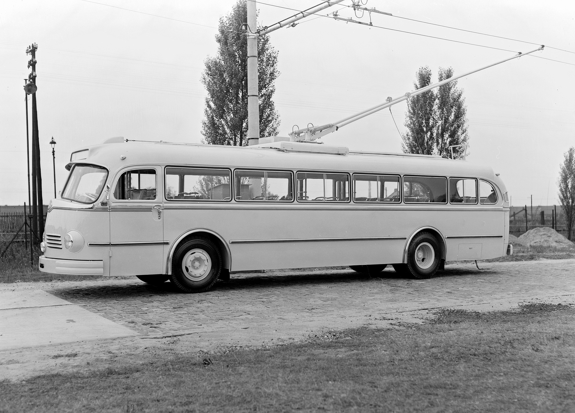 Mercedes-Benz O 6600 T, Tro lleybus der Baureihe 304 mit Stromabnehmer an der Oberleitung. (Fotosignatur der Mercedes-Benz Archive: 00147218) Vor 70 Jahren: Premiere des Schwerlastwagens Mercedes-Benz L 6600 und Omnibus O 6600