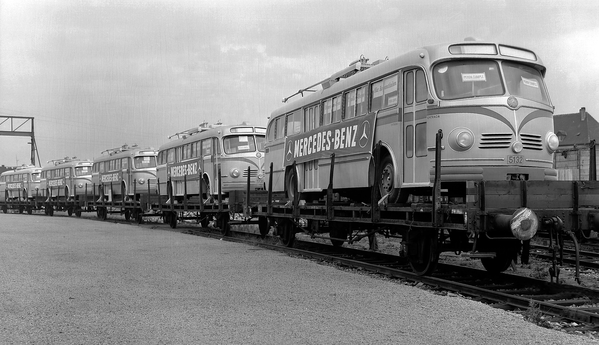 Mercedes-Benz O 6600 T, Trolleybusse der Baureihe 304 für Argentinien bei der Verladung. Foto aus dem Jahr 1952. (Fotosignatur der Mercedes-Benz Archive: M1069) Vor 70 Jahren: Premiere des Schwerlastwagens Mercedes-Benz L 6600 und Omnibus O 6600