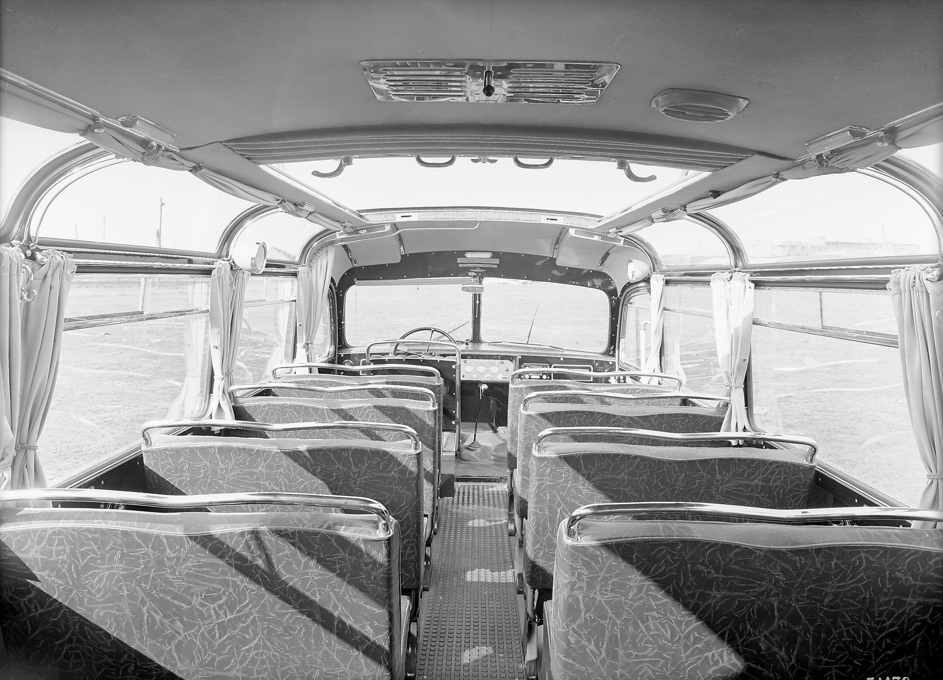 Mercedes-Benz O 6600, Allwetterreisebus der Baureihe 304 mit Schiebedach. Foto des Innenraums aus dem Jahr 1951. (Fotosignatur der Mercedes-Benz Archive: 51178) Vor 70 Jahren: Premiere des Schwerlastwagens Mercedes-Benz L 6600 und Omnibus O 6600