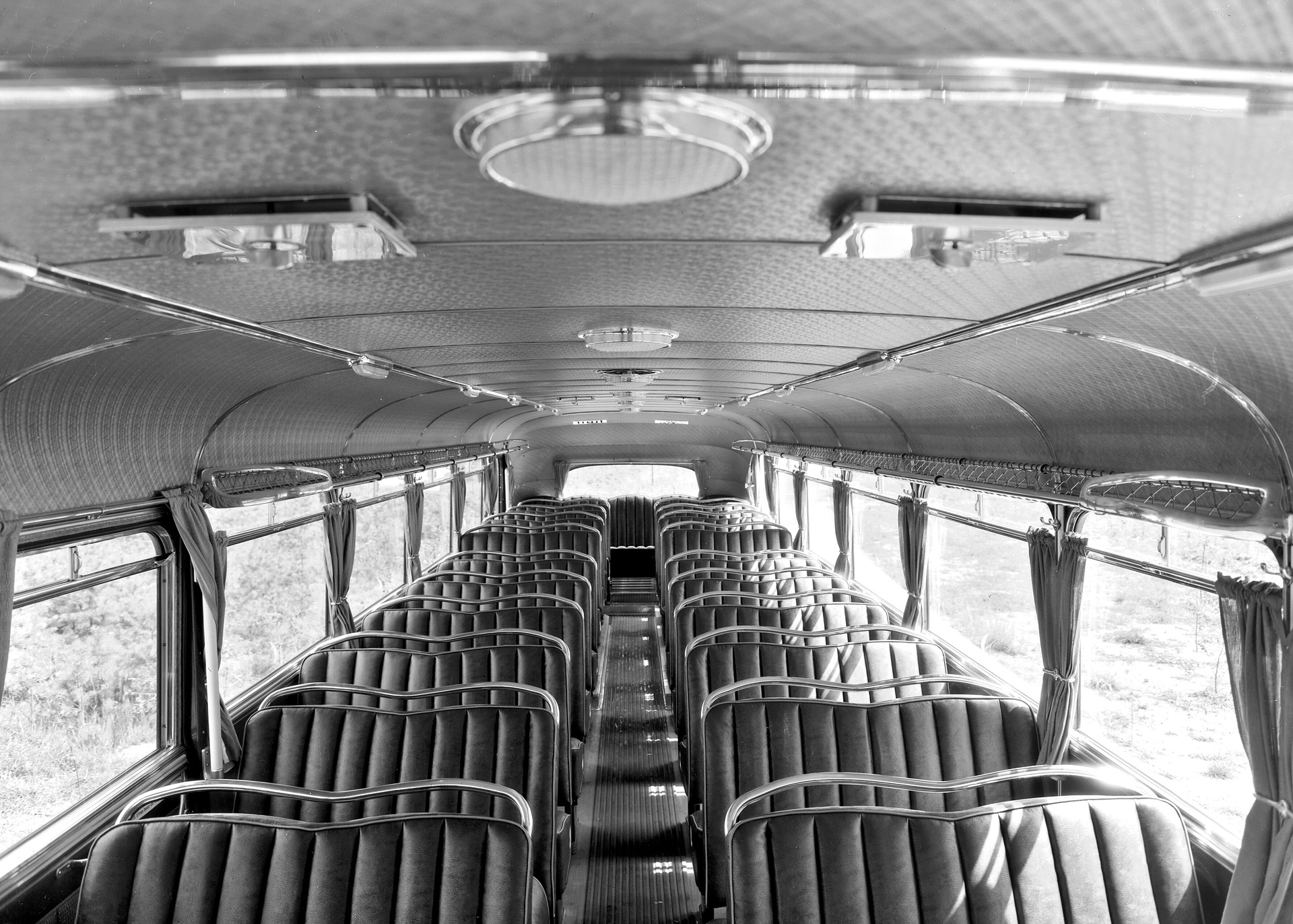 Mercedes-Benz OP 6600, Frontlenkerreiseomnibus der Baureihe 304 mit Frontmotor. Foto des Innenraums. (Fotosignatur der Mercedes-Benz Archive: 00147339) Vor 70 Jahren: Premiere des Schwerlastwagens Mercedes-Benz L 6600 und Omnibus O 6600