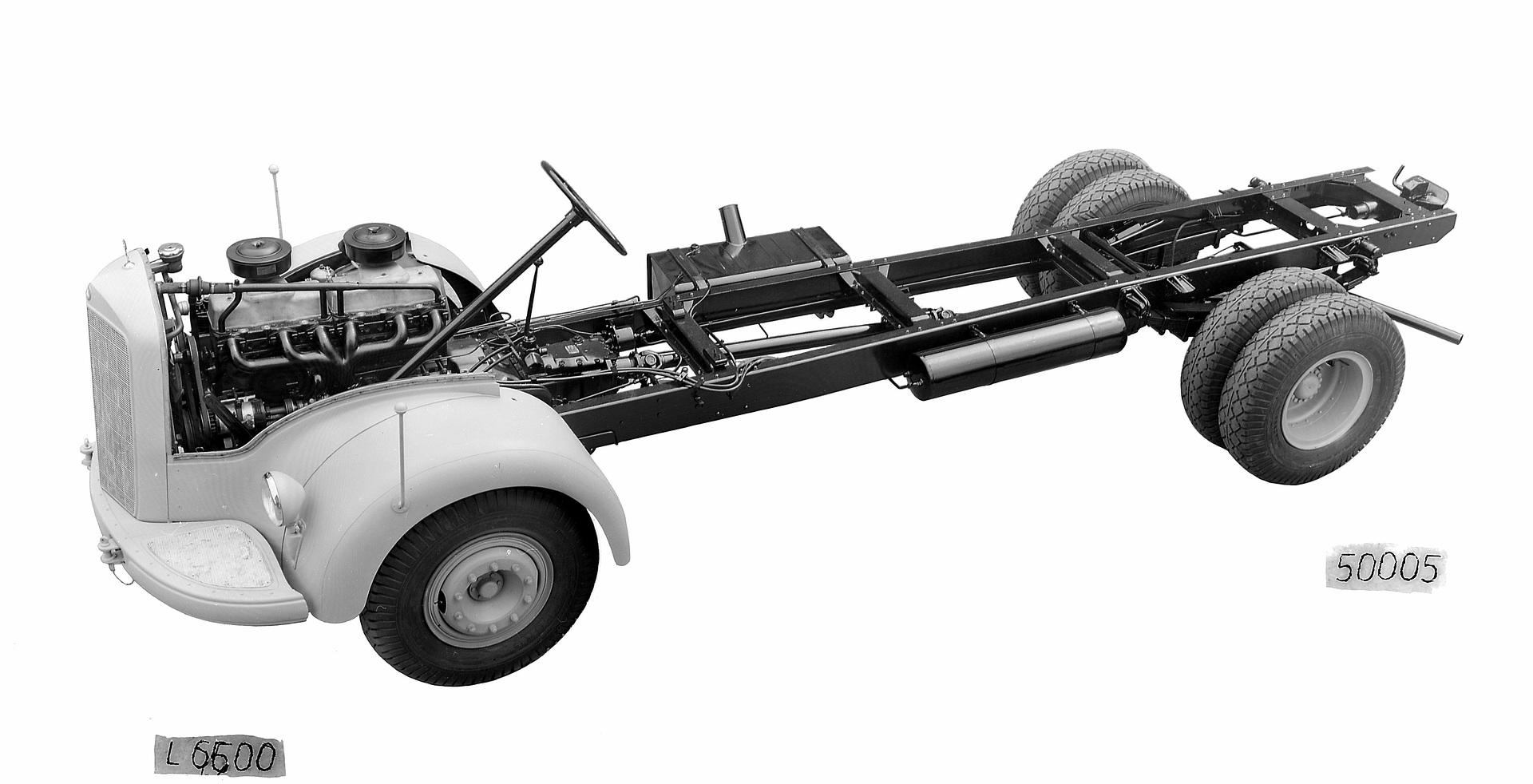Mercedes-Benz L 6600 der Baureihe 304, Fahrgestell. (Fotosignatur der Mercedes-Benz Archive: G50005) Vor 70 Jahren: Premiere des Schwerlastwagens Mercedes-Benz L 6600 und Omnibus O 6600