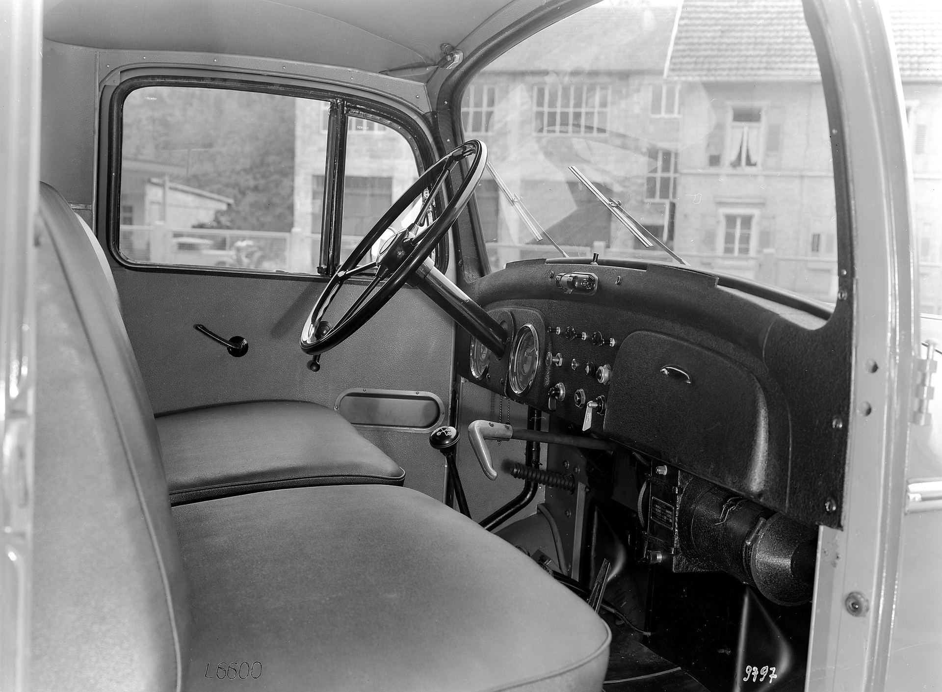 Mercedes-Benz L 6600, Pritschenwagen der Baureihe 304. Detailfoto des Inneren des Fahrerhauses aus dem Jahr 1950. (Fotosignatur der Mercedes-Benz Archive: G9797) Vor 70 Jahren: Premiere des Schwerlastwagens Mercedes-Benz L 6600 und Omnibus O 6600