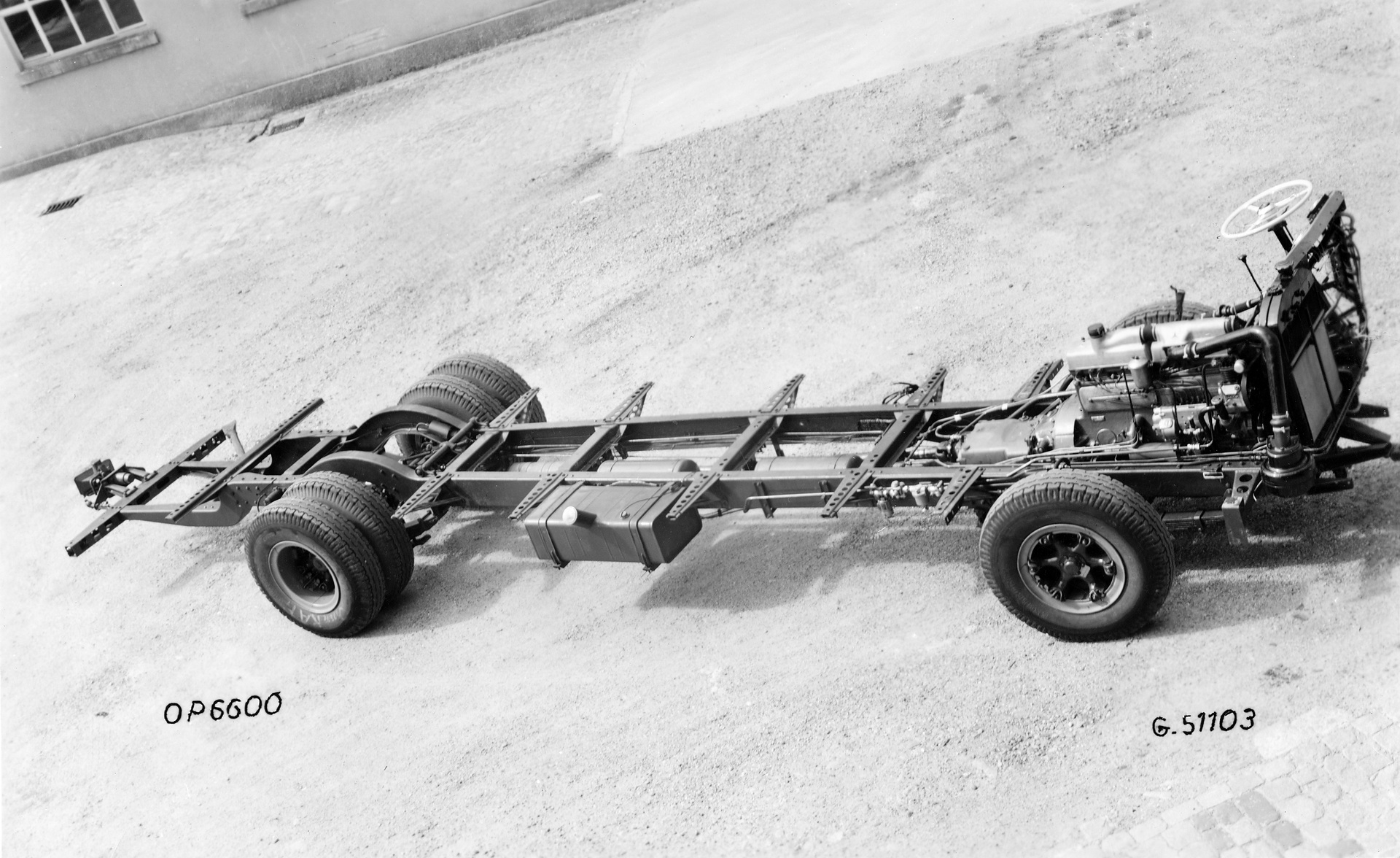 Mercedes-Benz OP 6600, Frontlenker-Reiseomnibus der Baureihe 304 mit Frontmotor, Fahrgestell. (Fotosignatur der Mercedes-Benz Archive: G51103) Vor 70 Jahren: Premiere des Schwerlastwagens Mercedes-Benz L 6600 und Omnibus O 6600
