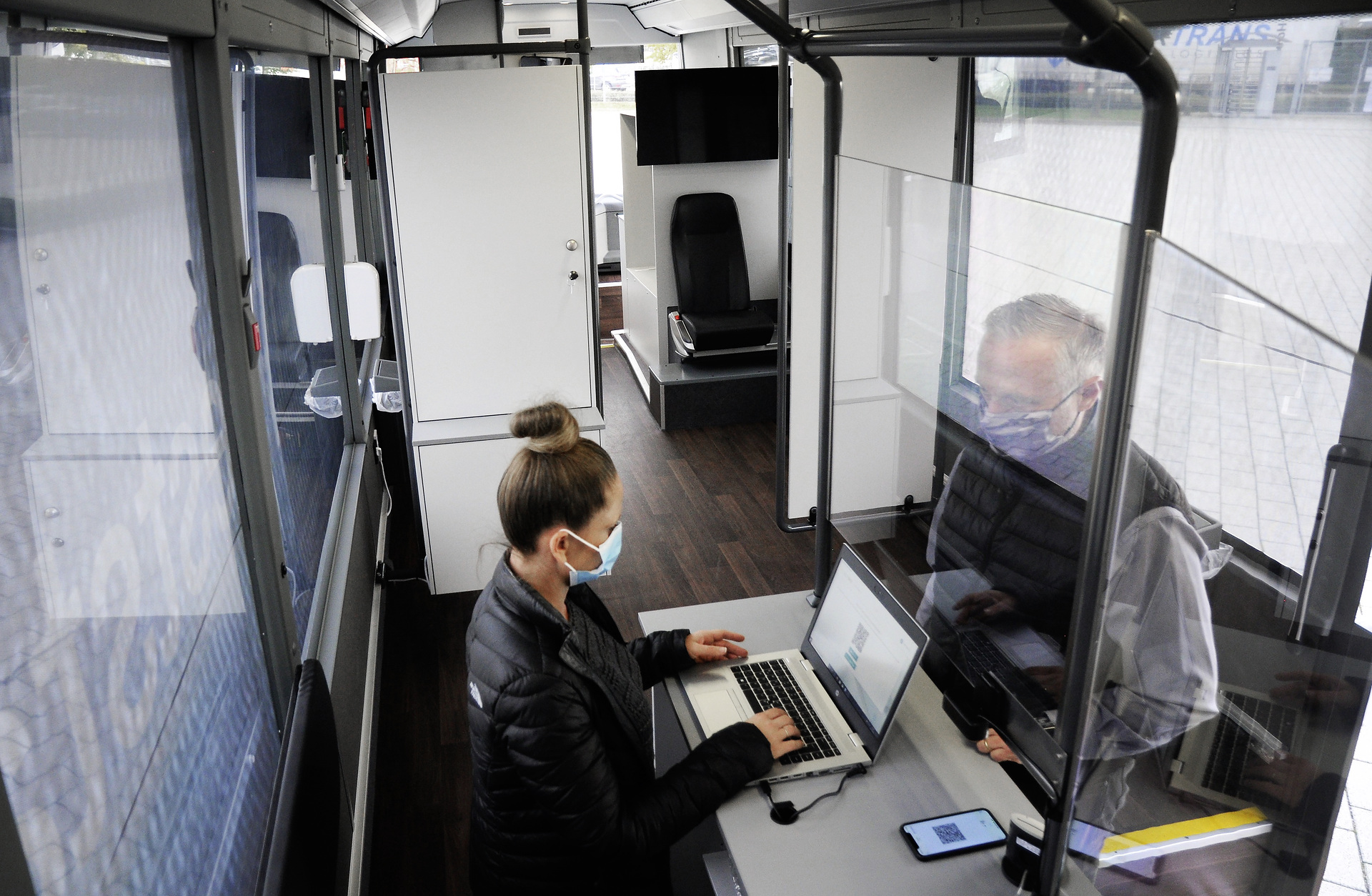An einem speziell angefertigten Schalter werden die Daten der Testpersonen eingescannt. Setra Überlandbus als mobile COVID-19-Teststation