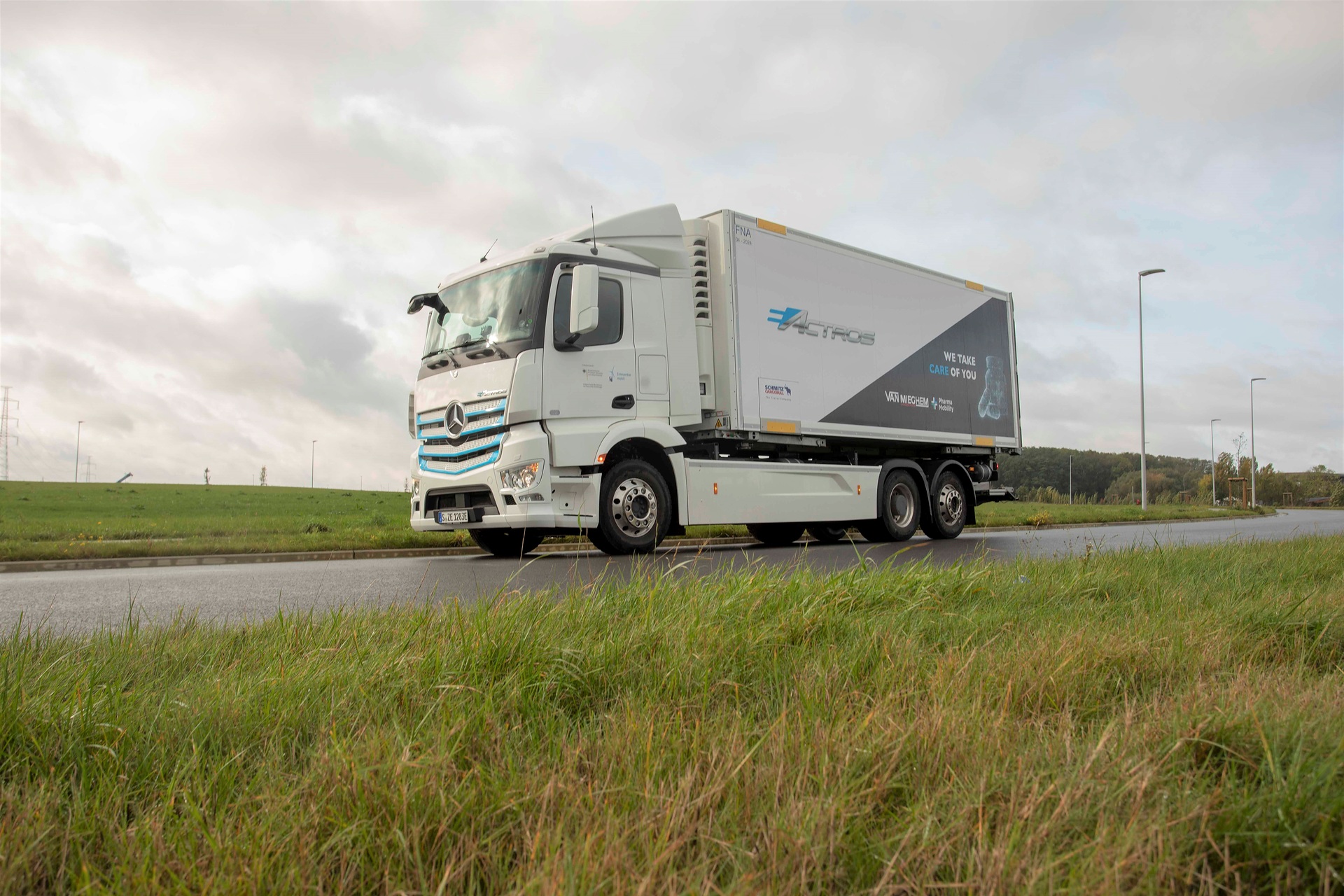 Erster Mercedes-Benz eActros in Belgien: Van Mieghem Logistics testet batterieelektrischen Lkw