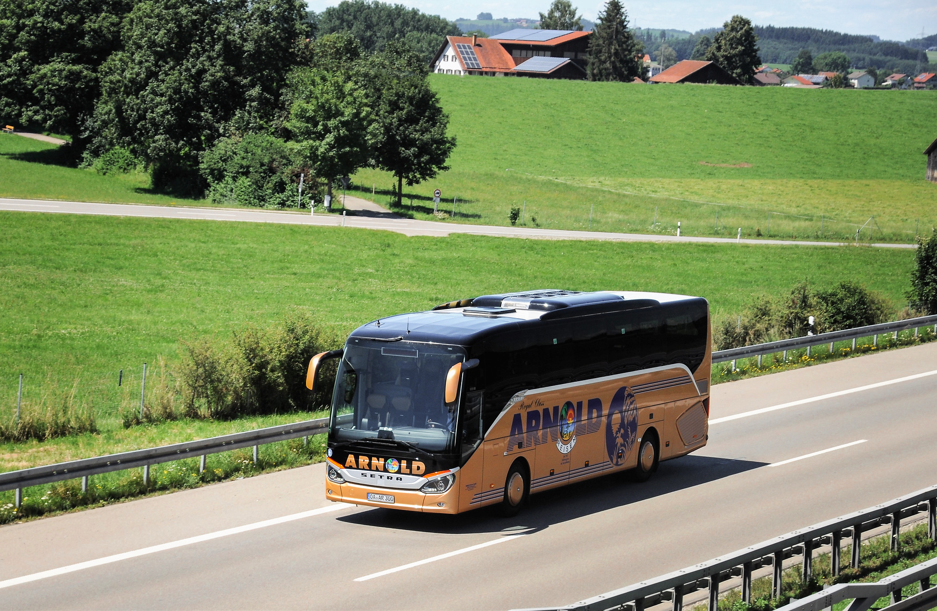 The two new Setra coaches of the ComfortClass the headquarters of Arnold Reisen GmbH in the Allgäu. New Setra coaches for Bavaria