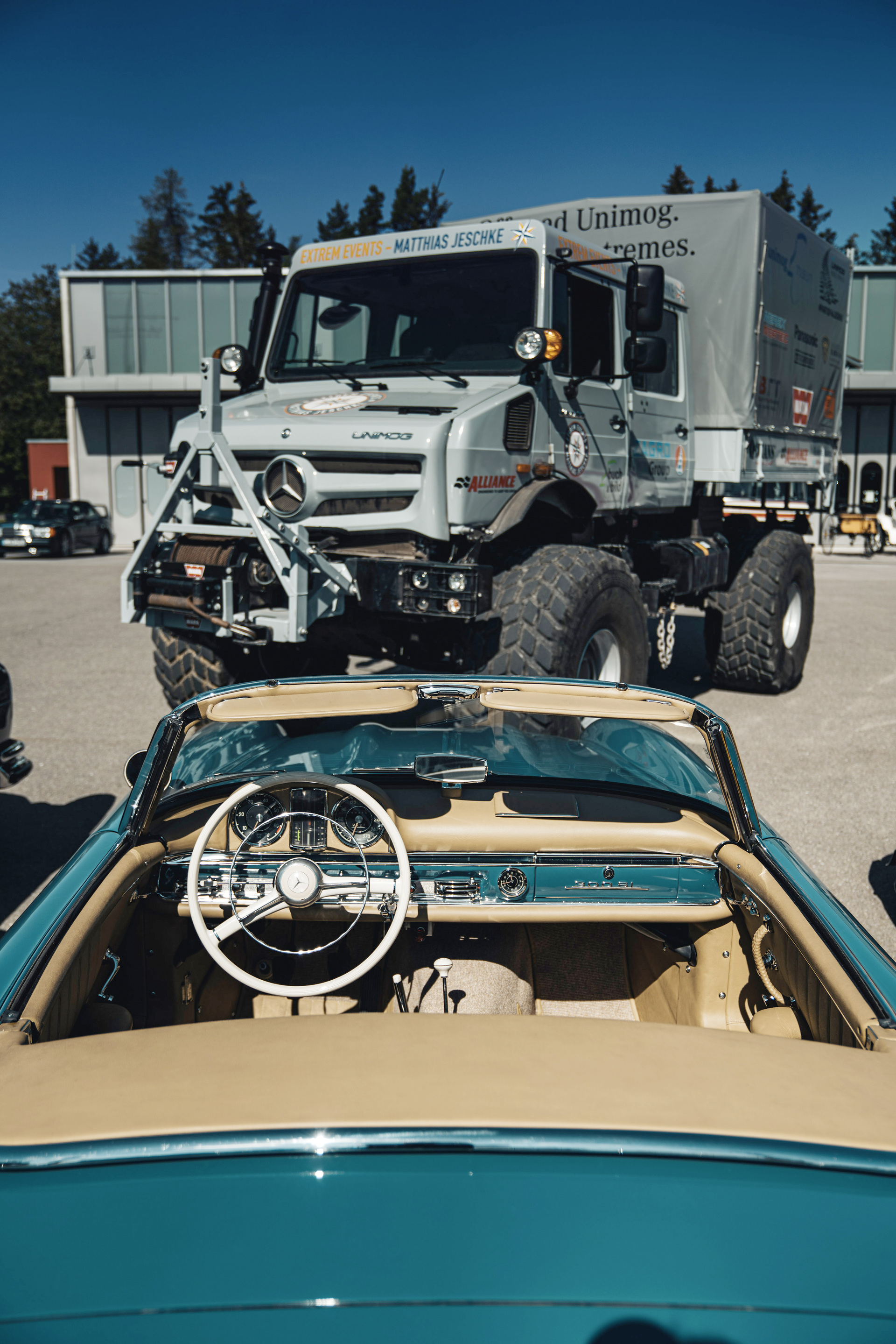 Der Mercedes-Benz Simplex, immerhin 1,7 Tonnen schwer, wirkt ausgesprochen zierlich im Vergleich zum mächtigen Unimog mit seinen 5,5 Tonnen. Andersherum verhält es sich beim Hubraum: 5,1 Liter beim Unimog - 6,8 Liter beim Simplex. Beide schöpfen ihre Kraft aus vier Zylindern. Das war’s aber schon mit den Gemeinsamkeiten. Bei der Leistung hat der Unimog wieder die Nase vorn: 230 PS gegenüber 45 PS beim Simplex. Bigfoot trifft auf Asphaltschneider