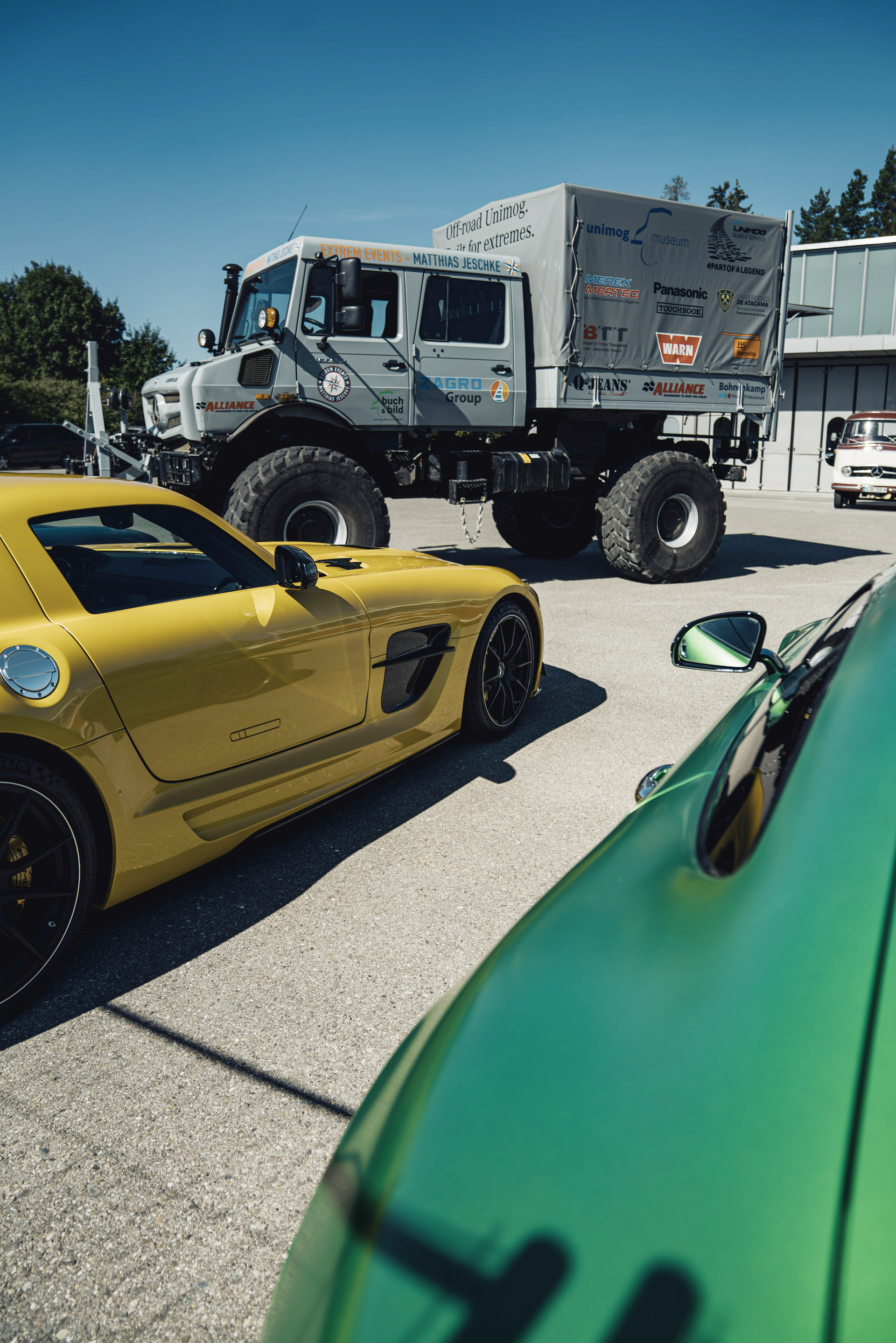 Der Mercedes-Benz Simplex, immerhin 1,7 Tonnen schwer, wirkt ausgesprochen zierlich im Vergleich zum mächtigen Unimog mit seinen 5,5 Tonnen. Andersherum verhält es sich beim Hubraum: 5,1 Liter beim Unimog - 6,8 Liter beim Simplex. Beide schöpfen ihre Kraft aus vier Zylindern. Das war’s aber schon mit den Gemeinsamkeiten. Bei der Leistung hat der Unimog wieder die Nase vorn: 230 PS gegenüber 45 PS beim Simplex. Bigfoot trifft auf Asphaltschneider