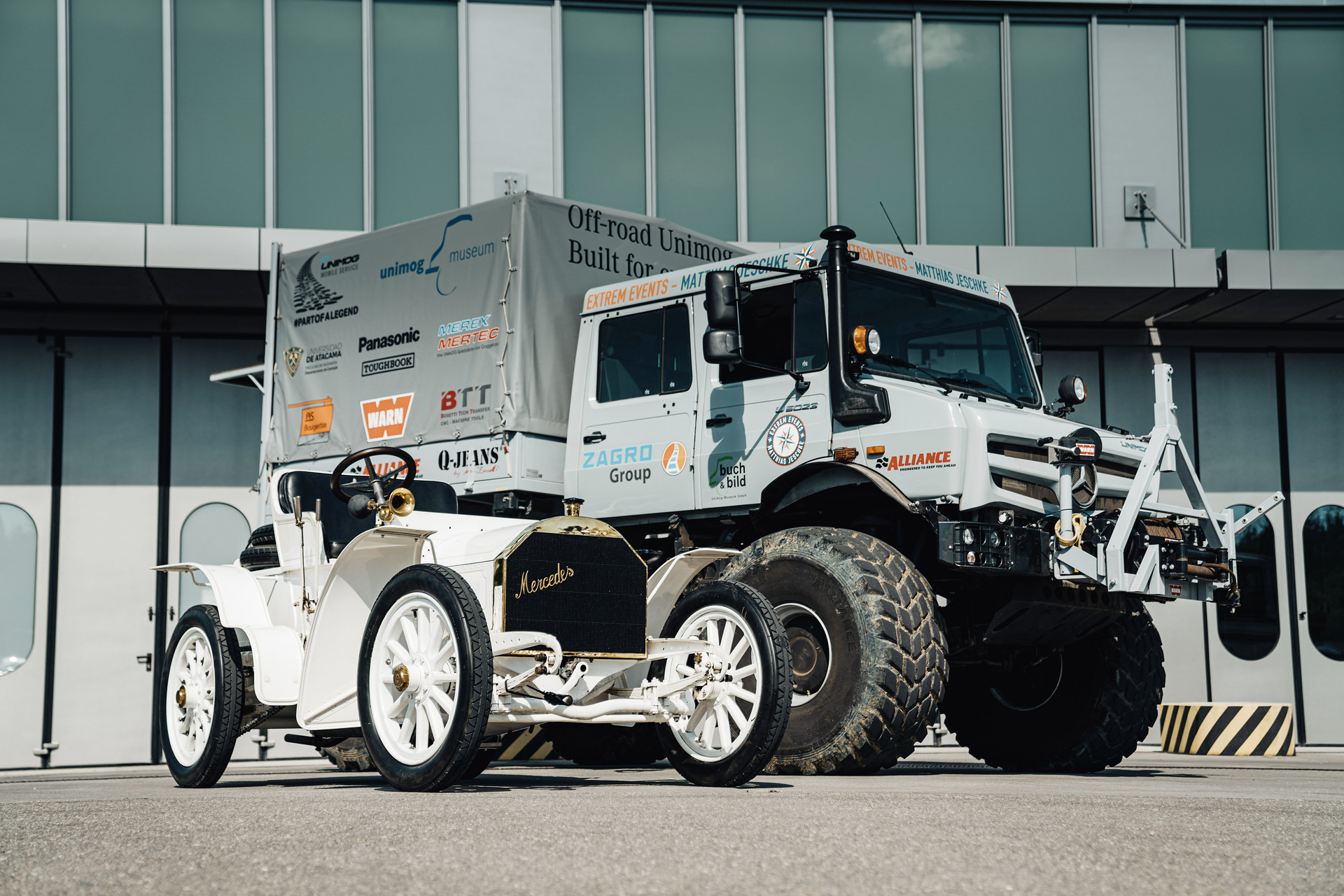 Der Mercedes-Benz Simplex, immerhin 1,7 Tonnen schwer, wirkt ausgesprochen zierlich im Vergleich zum mächtigen Unimog mit seinen 5,5 Tonnen. Andersherum verhält es sich beim Hubraum: 5,1 Liter beim Unimog - 6,8 Liter beim Simplex. Beide schöpfen ihre Kraft aus vier Zylindern. Das war’s aber schon mit den Gemeinsamkeiten. Bei der Leistung hat der Unimog wieder die Nase vorn: 230 PS gegenüber 45 PS beim Simplex. Bigfoot trifft auf Asphaltschneider