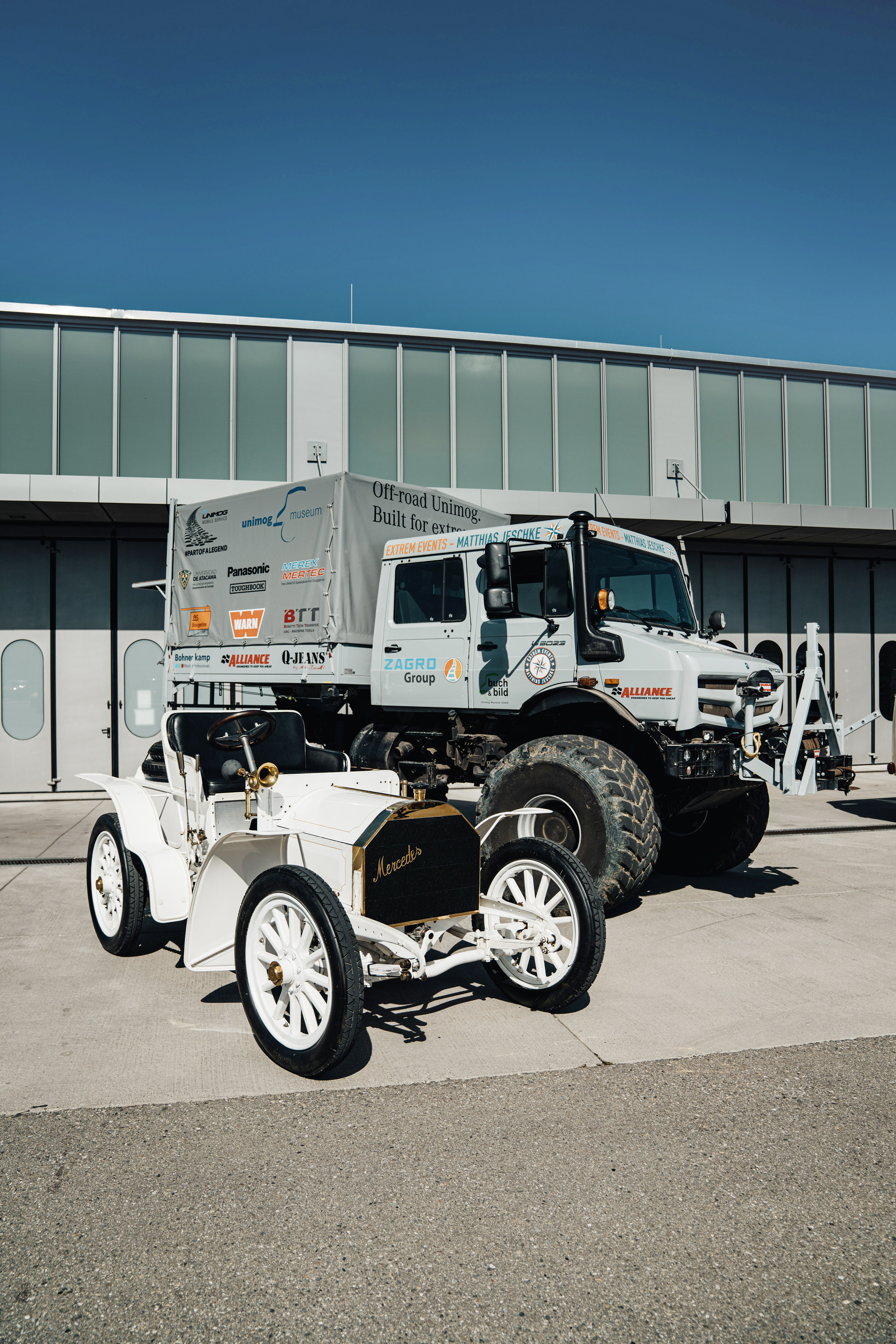 Der Mercedes-Benz Simplex, immerhin 1,7 Tonnen schwer, wirkt ausgesprochen zierlich im Vergleich zum mächtigen Unimog mit seinen 5,5 Tonnen. Andersherum verhält es sich beim Hubraum: 5,1 Liter beim Unimog - 6,8 Liter beim Simplex. Beide schöpfen ihre Kraft aus vier Zylindern. Das war’s aber schon mit den Gemeinsamkeiten. Bei der Leistung hat der Unimog wieder die Nase vorn: 230 PS gegenüber 45 PS beim Simplex. Bigfoot trifft auf Asphaltschneider