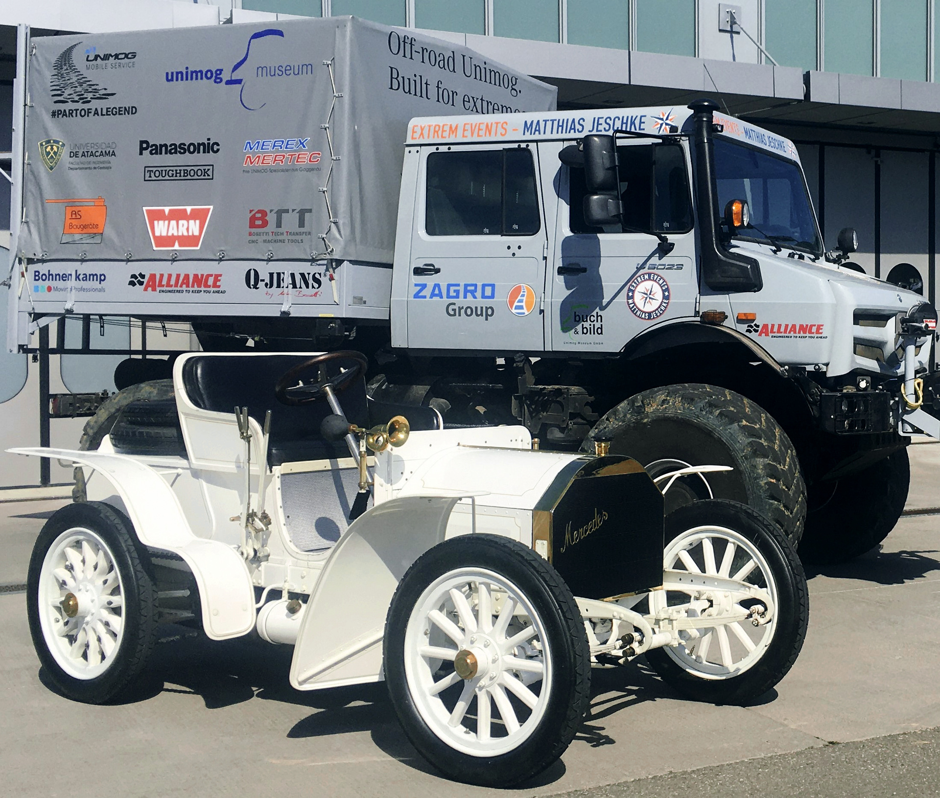 Der Mercedes-Benz Simplex, immerhin 1,7 Tonnen schwer, wirkt ausgesprochen zierlich im Vergleich zum mächtigen Unimog mit seinen 5,5 Tonnen. Andersherum verhält es sich beim Hubraum: 5,1 Liter beim Unimog - 6,8 Liter beim Simplex. Beide schöpfen ihre Kraft aus vier Zylindern. Das war’s aber schon mit den Gemeinsamkeiten. Bei der Leistung hat der Unimog wieder die Nase vorn: 230 PS gegenüber 45 PS beim Simplex. Bigfoot trifft auf Asphaltschneider
