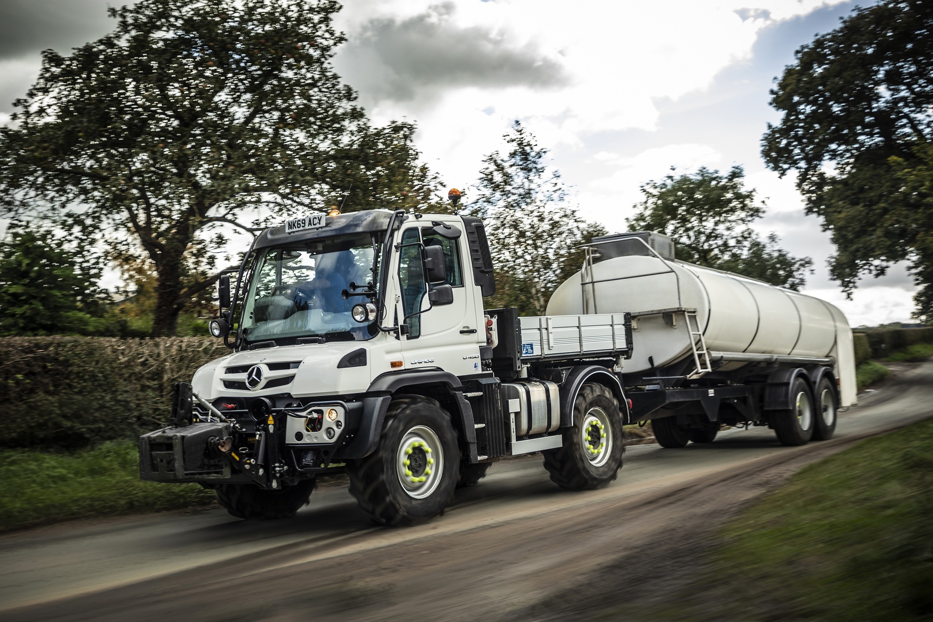 Mercedes-Benz Unimog U 430 cuts travel times by up to three hours and saves more than 75 liters of fuel on some working days when collecting milk in Great Britain, Cheshire, Shropshire and Staffordshire / UK, says CEO Rob Huntbach Unimog delivers milk and cost savings