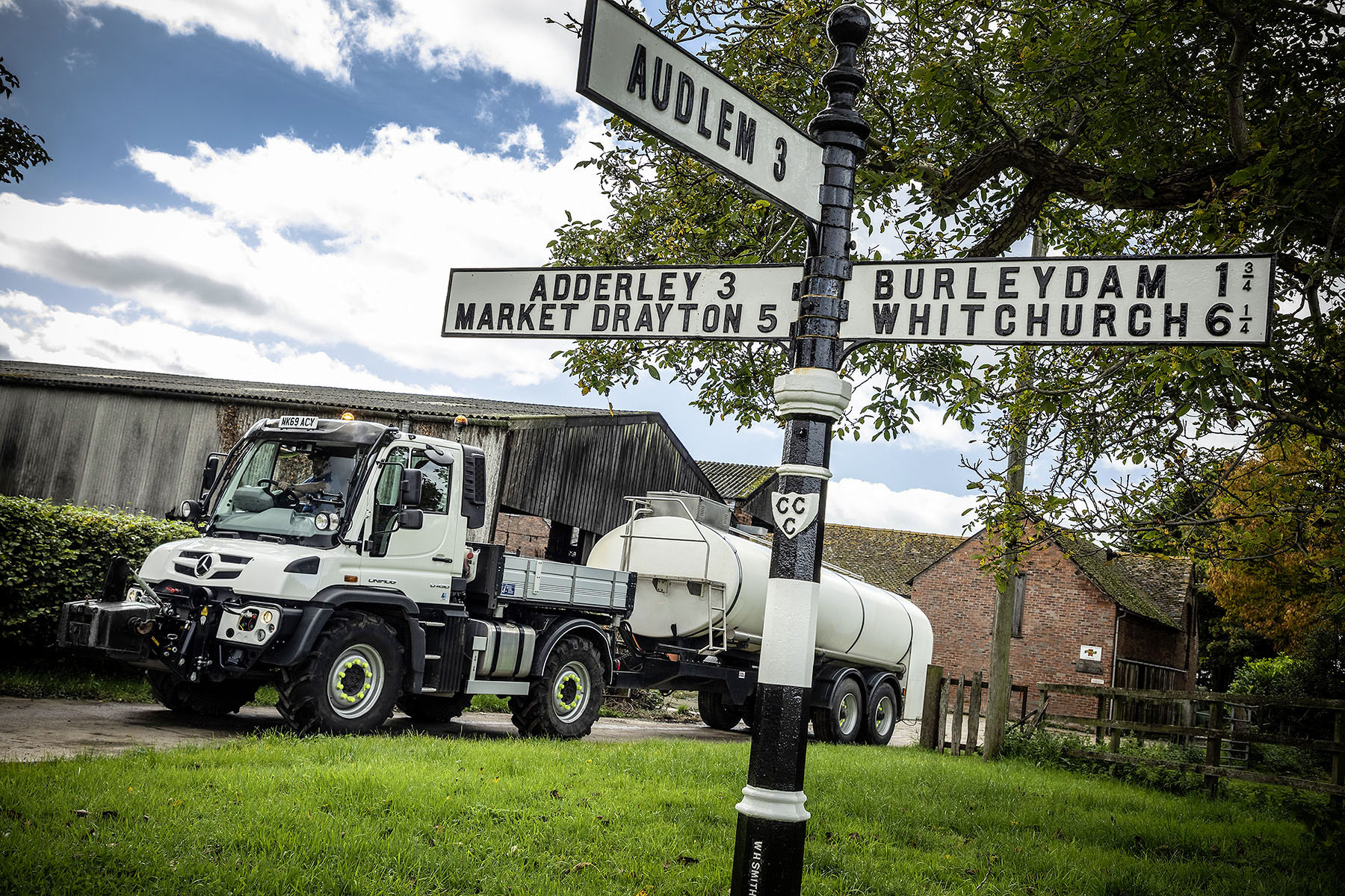 Mercedes-Benz Unimog U 430 cuts travel times by up to three hours and saves more than 75 liters of fuel on some working days when collecting milk in Great Britain, Cheshire, Shropshire and Staffordshire / UK, says CEO Rob Huntbach Unimog delivers milk and cost savings
