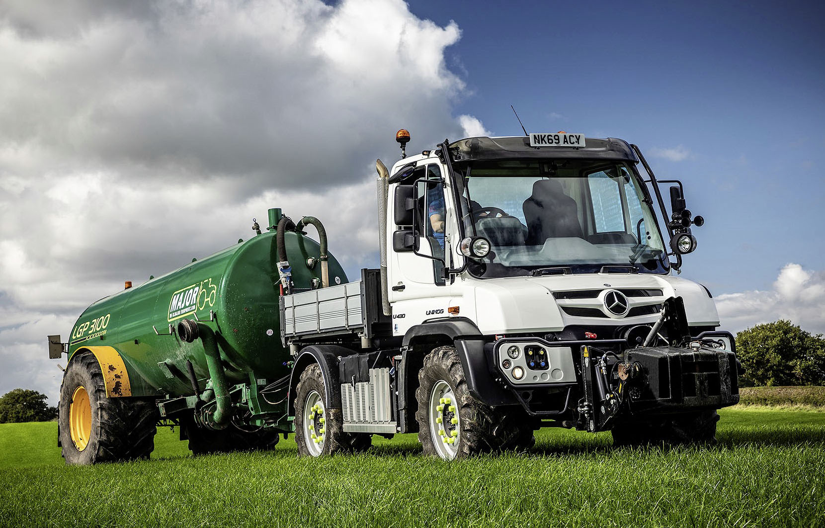 Mercedes-Benz Unimog U 430 cuts travel times by up to three hours and saves more than 75 liters of fuel on some working days when collecting milk in Great Britain, Cheshire, Shropshire and Staffordshire / UK, says CEO Rob Huntbach Unimog delivers milk and cost savings