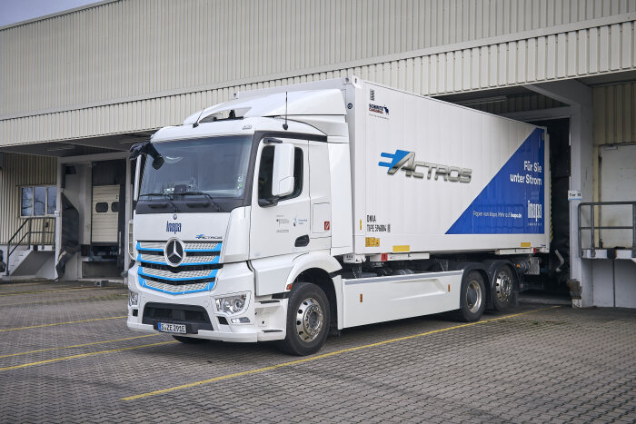 Vollelektrischer eActros jetzt in der Region Karlsruhe: Inapa Deutschland GmbH testet E-Lkw von Mercedes-Benz im Papiergroßhandel