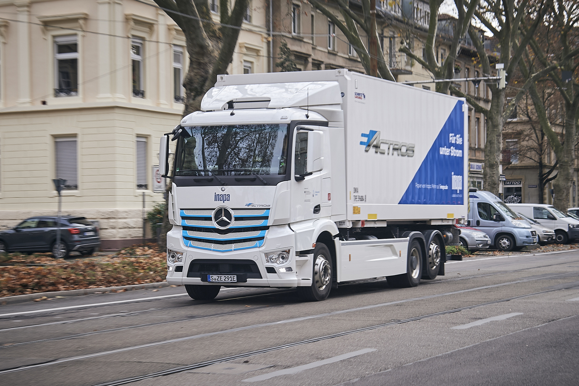 Vollelektrischer eActros jetzt in der Region Karlsruhe: Inapa Deutschland GmbH testet E-Lkw von Mercedes-Benz im Papiergroßhandel