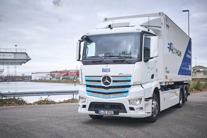 Vollelektrischer eActros jetzt in der Region Karlsruhe: Inapa Deutschland GmbH testet E-Lkw von Mercedes-Benz im Papiergroßhandel