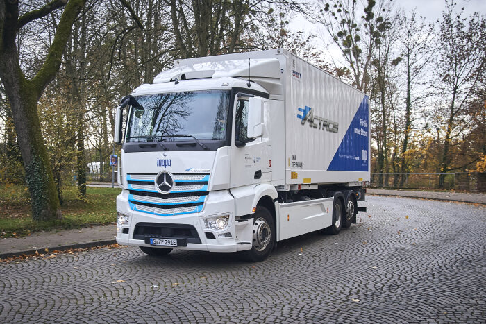 Vollelektrischer eActros jetzt in der Region Karlsruhe: Inapa Deutschland GmbH testet E-Lkw von Mercedes-Benz im Papiergroßhandel