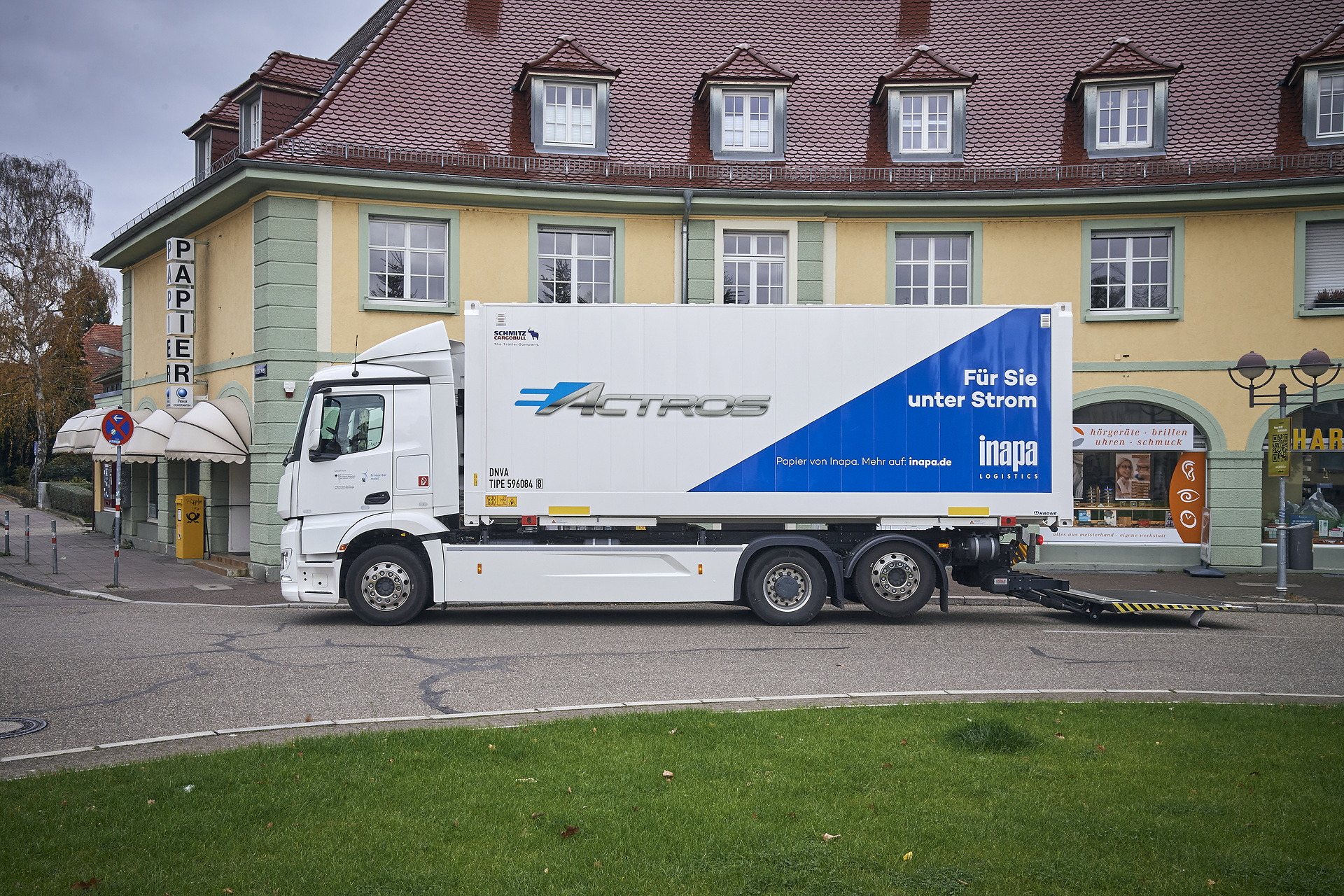 Vollelektrischer eActros jetzt in der Region Karlsruhe: Inapa Deutschland GmbH testet E-Lkw von Mercedes-Benz im Papiergroßhandel Vollelektrischer eActros jetzt in der Region Karlsruhe: Inapa Deutschland GmbH testet E-Lkw von Mercedes-Benz im Papiergroßhandel