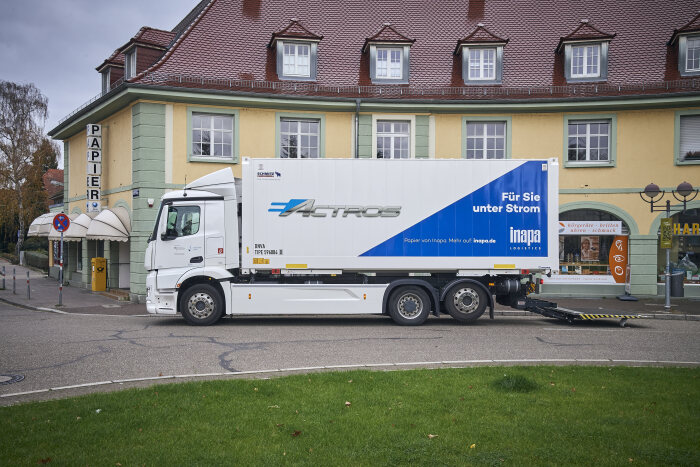 Vollelektrischer eActros jetzt in der Region Karlsruhe: Inapa Deutschland GmbH testet E-Lkw von Mercedes-Benz im Papiergroßhandel