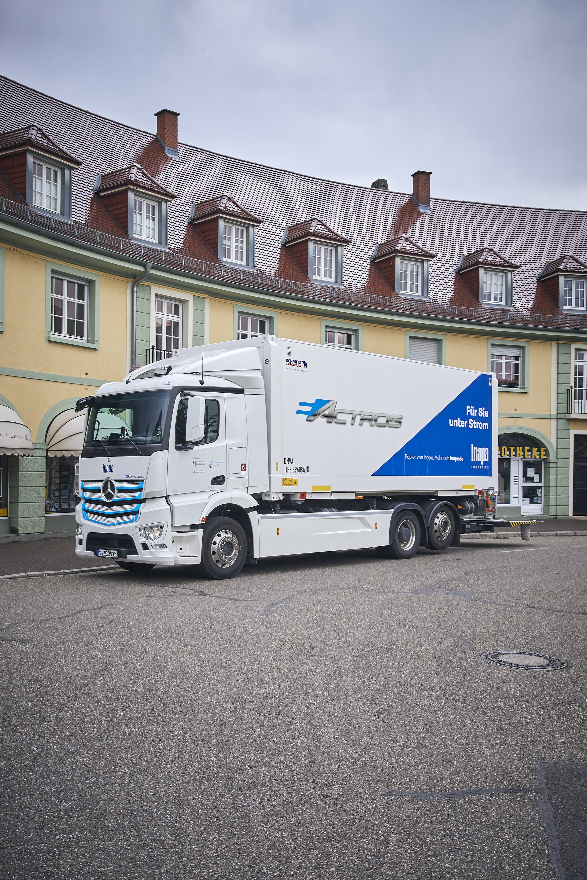 Vollelektrischer eActros jetzt in der Region Karlsruhe: Inapa Deutschland GmbH testet E-Lkw von Mercedes-Benz im Papiergroßhandel