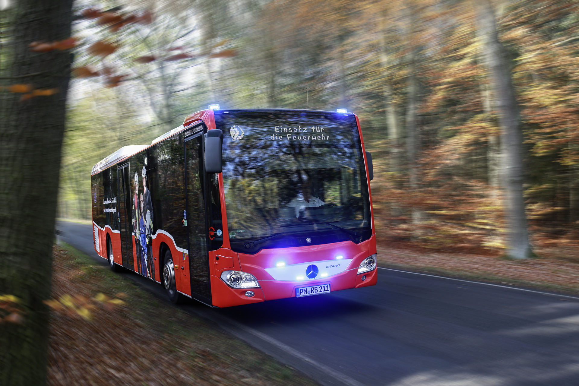Mercedes-Benz Citaro LE Ü, Busunternehmen regiobus Potsdam Mittelmark GmbH Exterieur, rot, OM 936 mit 260 kW (354 PS), 7,7 L Hubraum, 6-Gang Automatikgetriebe, Sideguard Assist, LED-Scheinwerfer, Länge/Breite/Höhe: 12.135/2.550/3.120 mm Mit Blaulicht und Martinshorn im Notfalleinsatz: Mercedes-Benz Citaro LE Ü als Rettungsbus für den Verkehrsbetrieb regiobus Potsdam Mittelmark