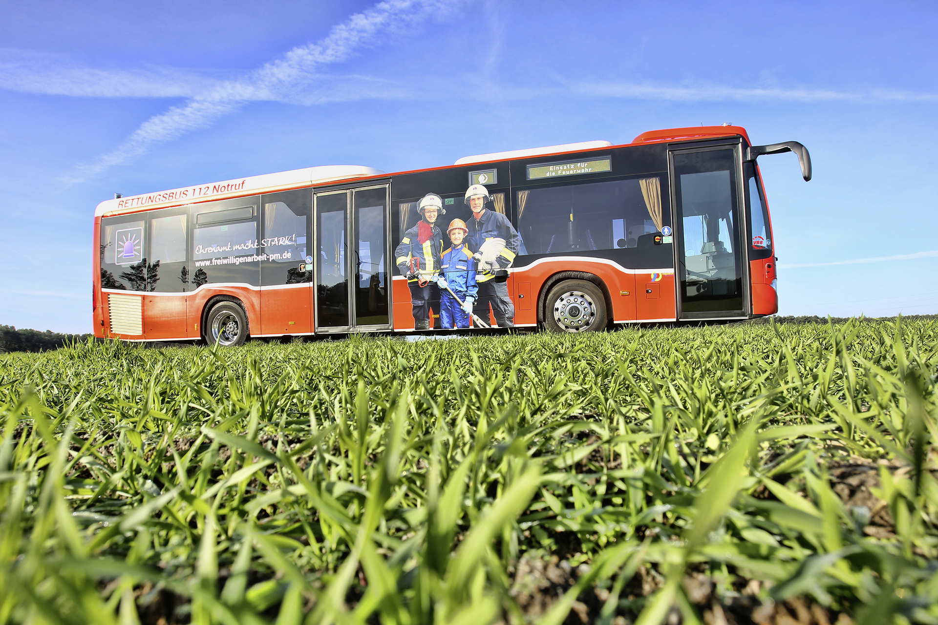 Mercedes-Benz Citaro LE Ü, Busunternehmen regiobus Potsdam Mittelmark GmbH Exterieur, rot, OM 936 mit 260 kW (354 PS), 7,7 L Hubraum, 6-Gang Automatikgetriebe, Sideguard Assist, LED-Scheinwerfer, Länge/Breite/Höhe: 12.135/2.550/3.120 mm Mit Blaulicht und Martinshorn im Notfalleinsatz: Mercedes-Benz Citaro LE Ü als Rettungsbus für den Verkehrsbetrieb regiobus Potsdam Mittelmark
