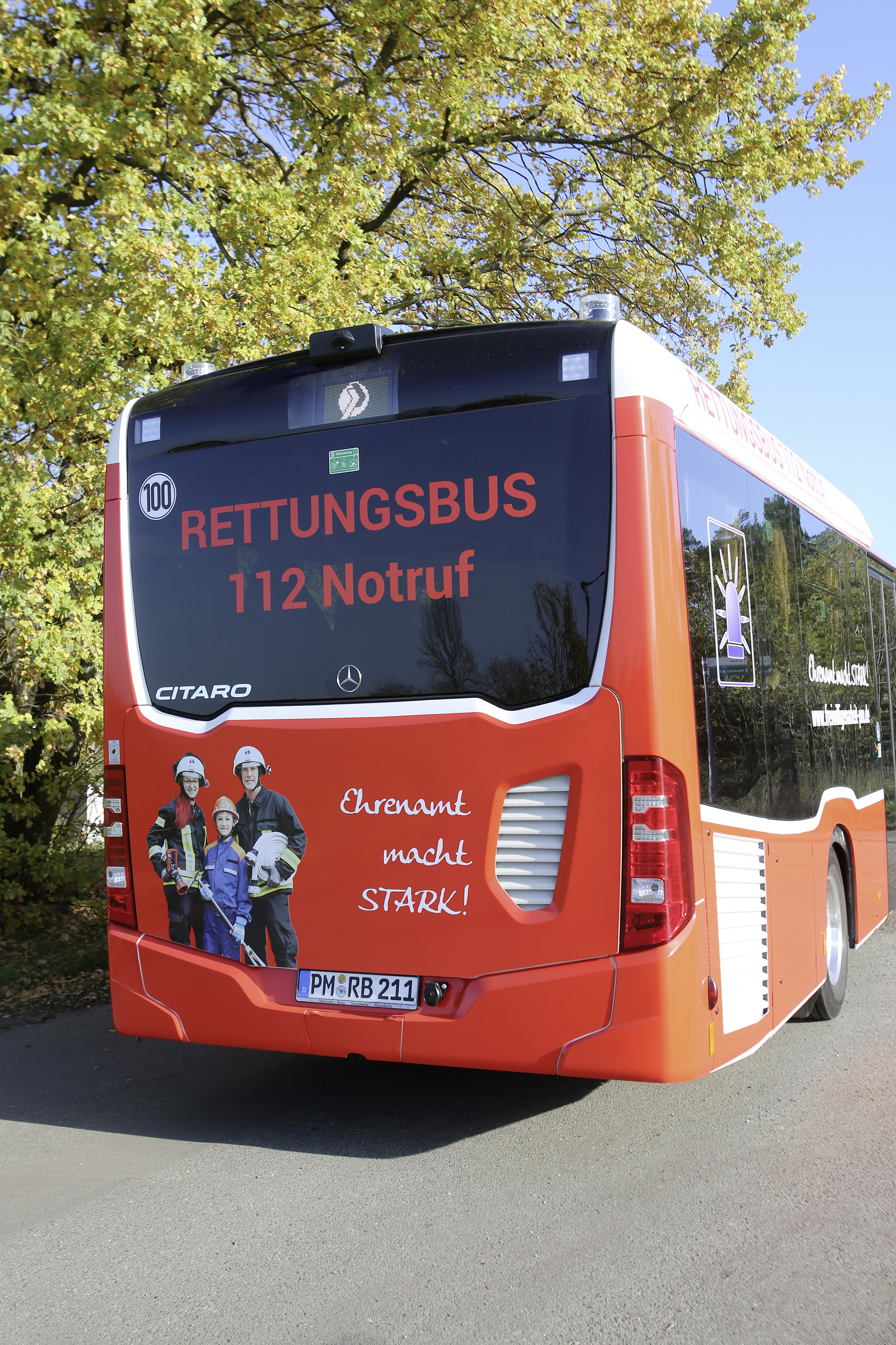Mercedes-Benz Citaro LE Ü, Busunternehmen regiobus Potsdam Mittelmark GmbH Exterieur, rot, OM 936 mit 260 kW (354 PS), 7,7 L Hubraum, 6-Gang Automatikgetriebe, Sideguard Assist, LED-Scheinwerfer, Länge/Breite/Höhe: 12.135/2.550/3.120 mm Mit Blaulicht und Martinshorn im Notfalleinsatz: Mercedes-Benz Citaro LE Ü als Rettungsbus für den Verkehrsbetrieb regiobus Potsdam Mittelmark