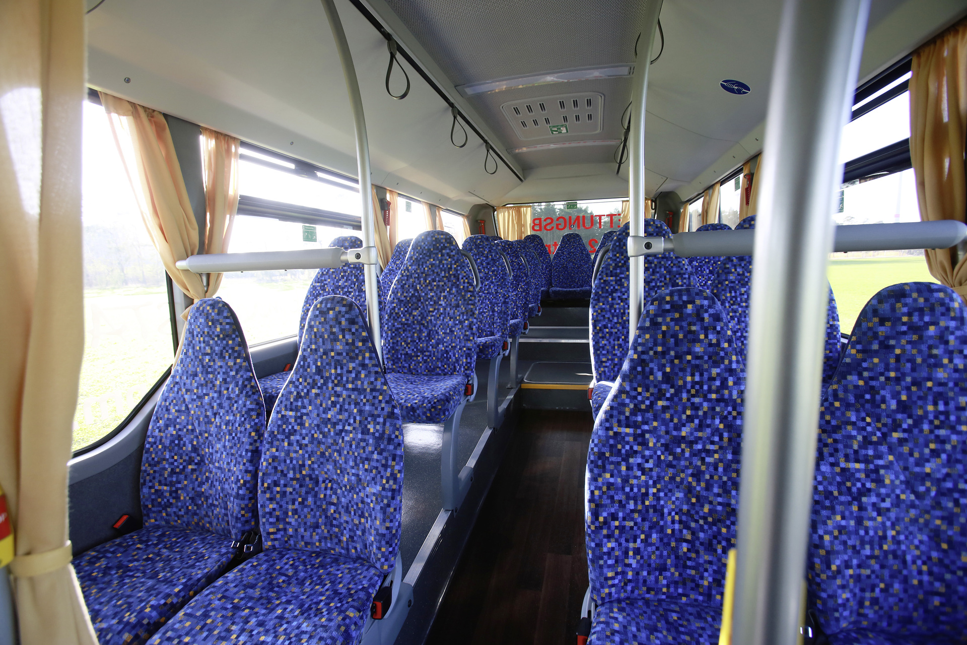 Mercedes-Benz Citaro LE Ü, Busunternehmen regiobus Potsdam Mittelmark GmbH, Interieur, Sitzbezüge: blau-gelb, OM 936 mit 260 kW (354 PS), 7,7 L Hubraum, 6-Gang Automatikgetriebe, Sideguard Assist, LED-Scheinwerfer, Länge/Breite/Höhe: 12.135/2.550/3.120 mm Mit Blaulicht und Martinshorn im Notfalleinsatz: Mercedes-Benz Citaro LE Ü als Rettungsbus für den Verkehrsbetrieb regiobus Potsdam Mittelmark
