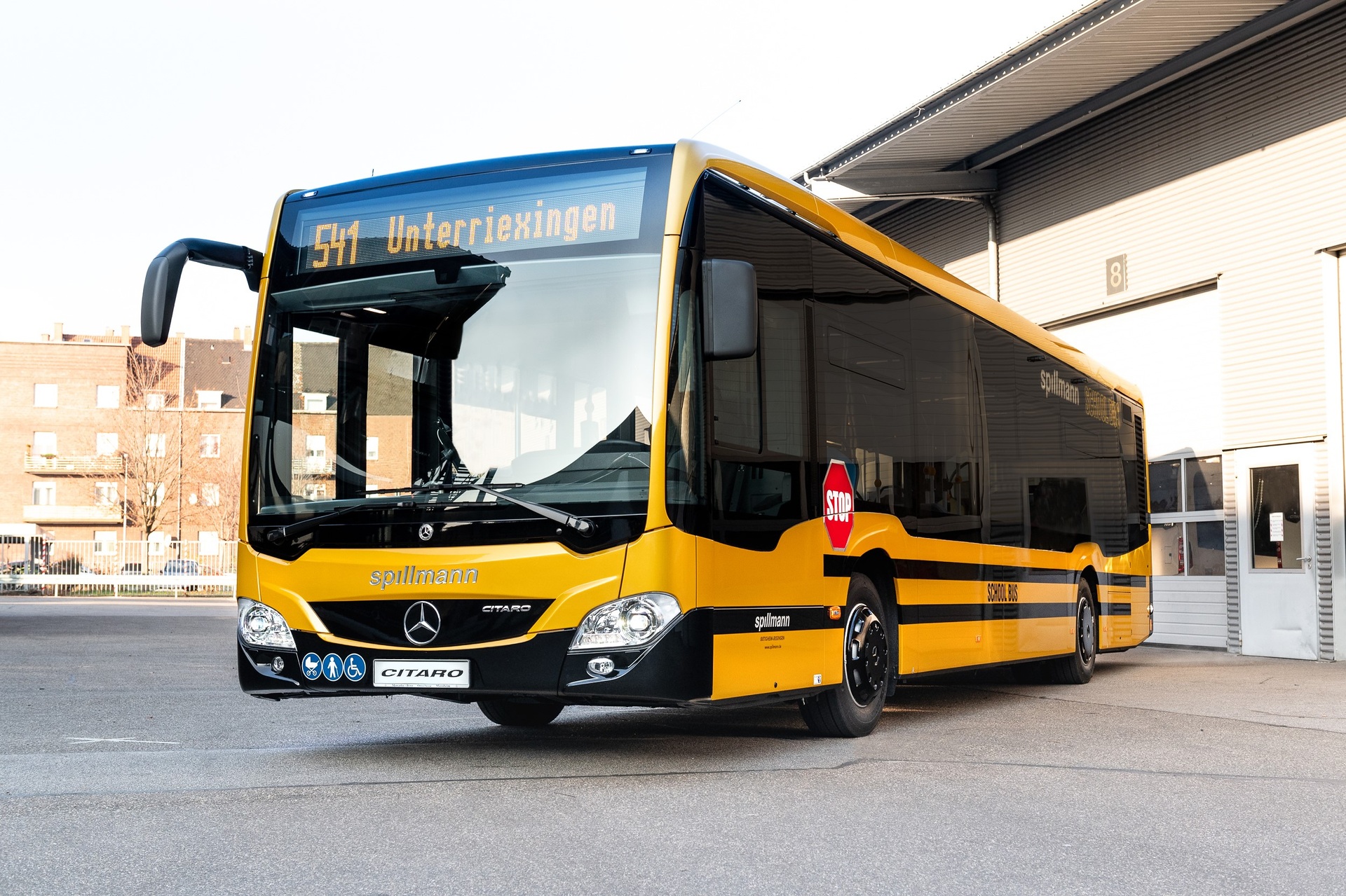 Der Motto-Wagen „School Bus“ lehnt sich in Sachen Außendesign seinem amerikanischen Vorbild an. Moderner Nahverkehr beginnt im Omnibus selbst