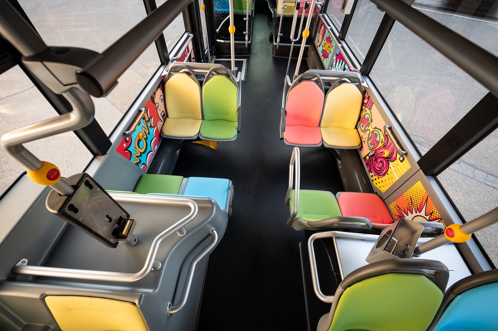 Innen wird der „School Bus“ mit seinen Pop Art Motiven nicht nur Schüler begeistern. Moderner Nahverkehr beginnt im Omnibus selbst
