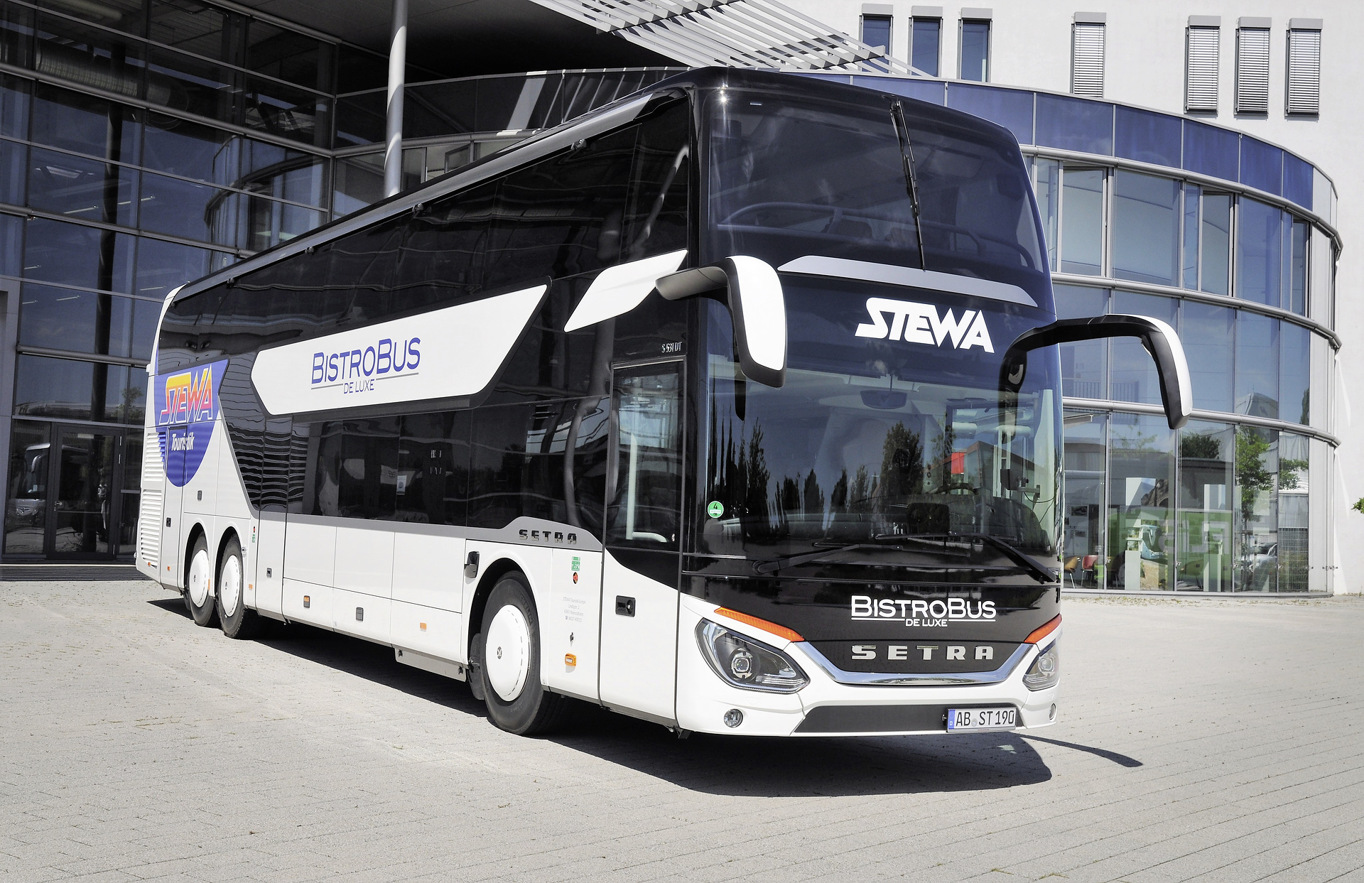Der neue S 531 DT der Stewa Touristik GmbH vor seiner Auslieferung. Neustarts mit Setra Doppelstockbussen