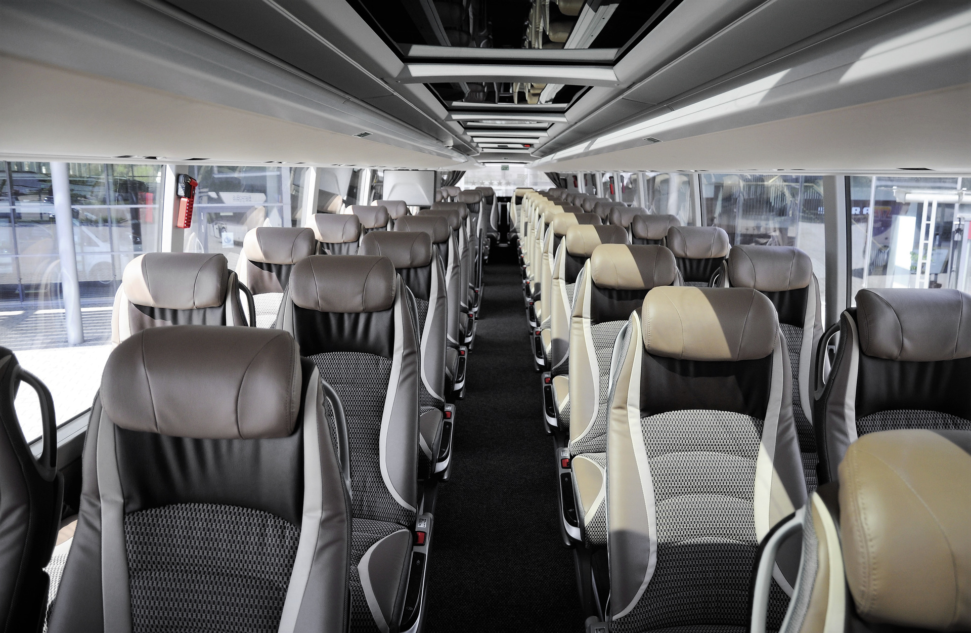 Großzügiges Raumangebot. Das Oberdeck bietet 48 Reisegästen Platz. Neustarts mit Setra Doppelstockbussen