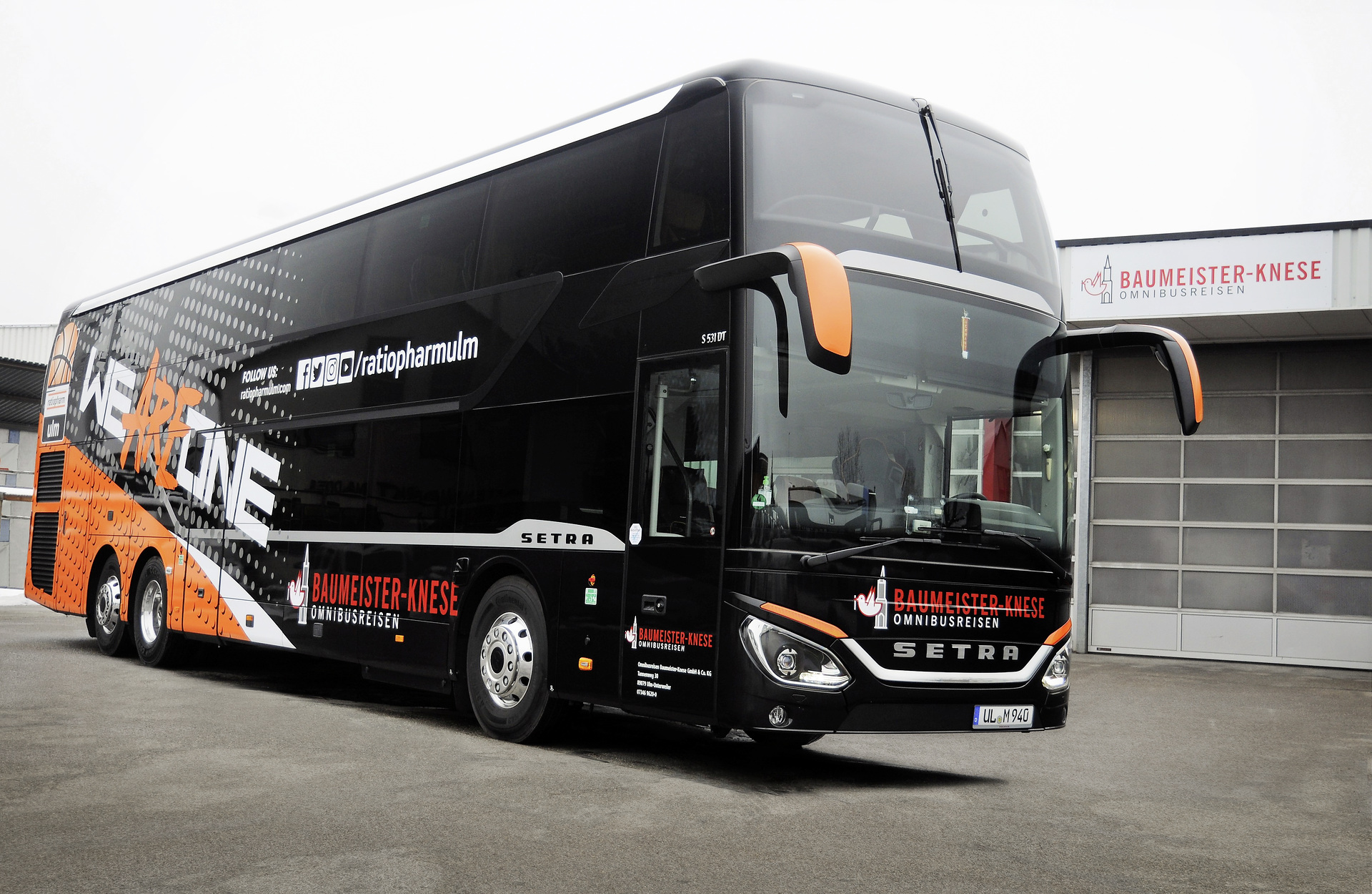 Der neue Teambus der Ulmer Bundesliga-Basketballer: ein Doppelstockbus S 531 DT des Busunternehmen Baumeister-Knese. Neustarts mit Setra Doppelstockbussen