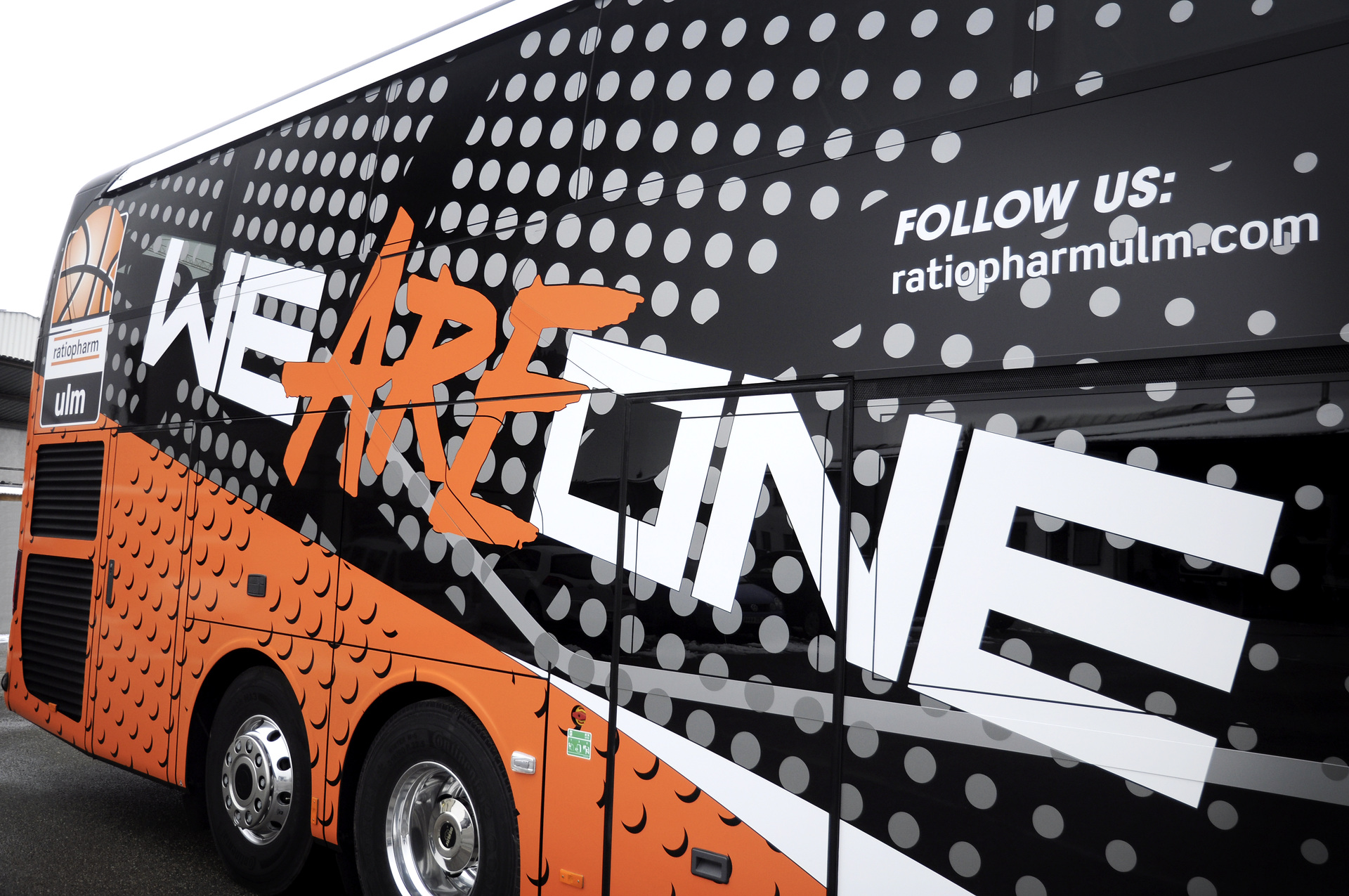 Der neue Teambus der Ulmer Bundesliga-Basketballer: ein Doppelstockbus S 531 DT des Busunternehmen Baumeister-Knese. Neustarts mit Setra Doppelstockbussen
