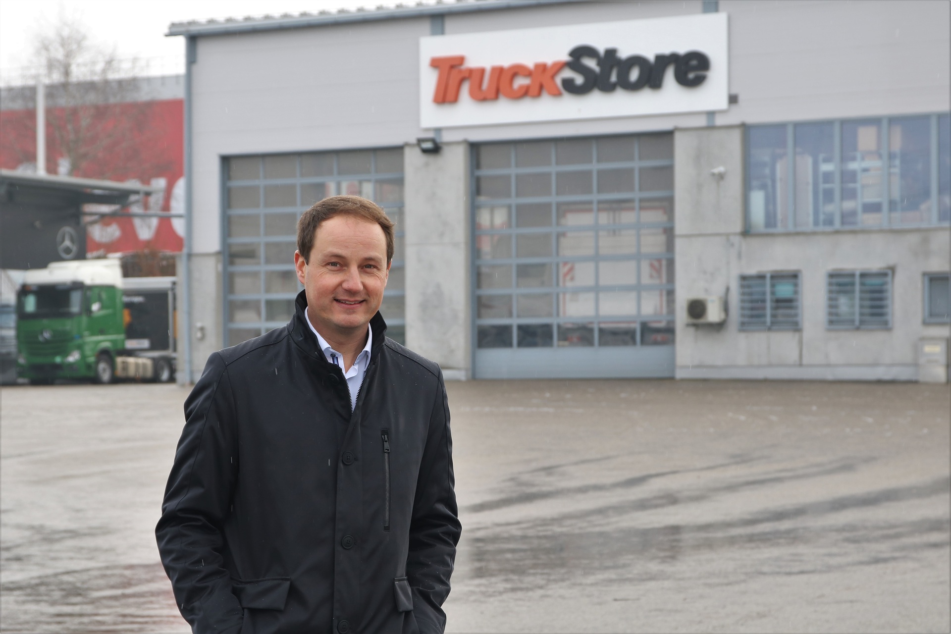Bei der Übergabe des ersten Certified Mercedes-Benz Gebraucht-Lkw in Österreich: Franz Bauer, Leiter TruckStore Österreich Mercedes-Benz Lkw führt mit „Mercedes-Benz Certified“ neues Label für Gebraucht-Trucks ein - 10 Fragen und Antworten rund um das neue Qualitätsversprechen