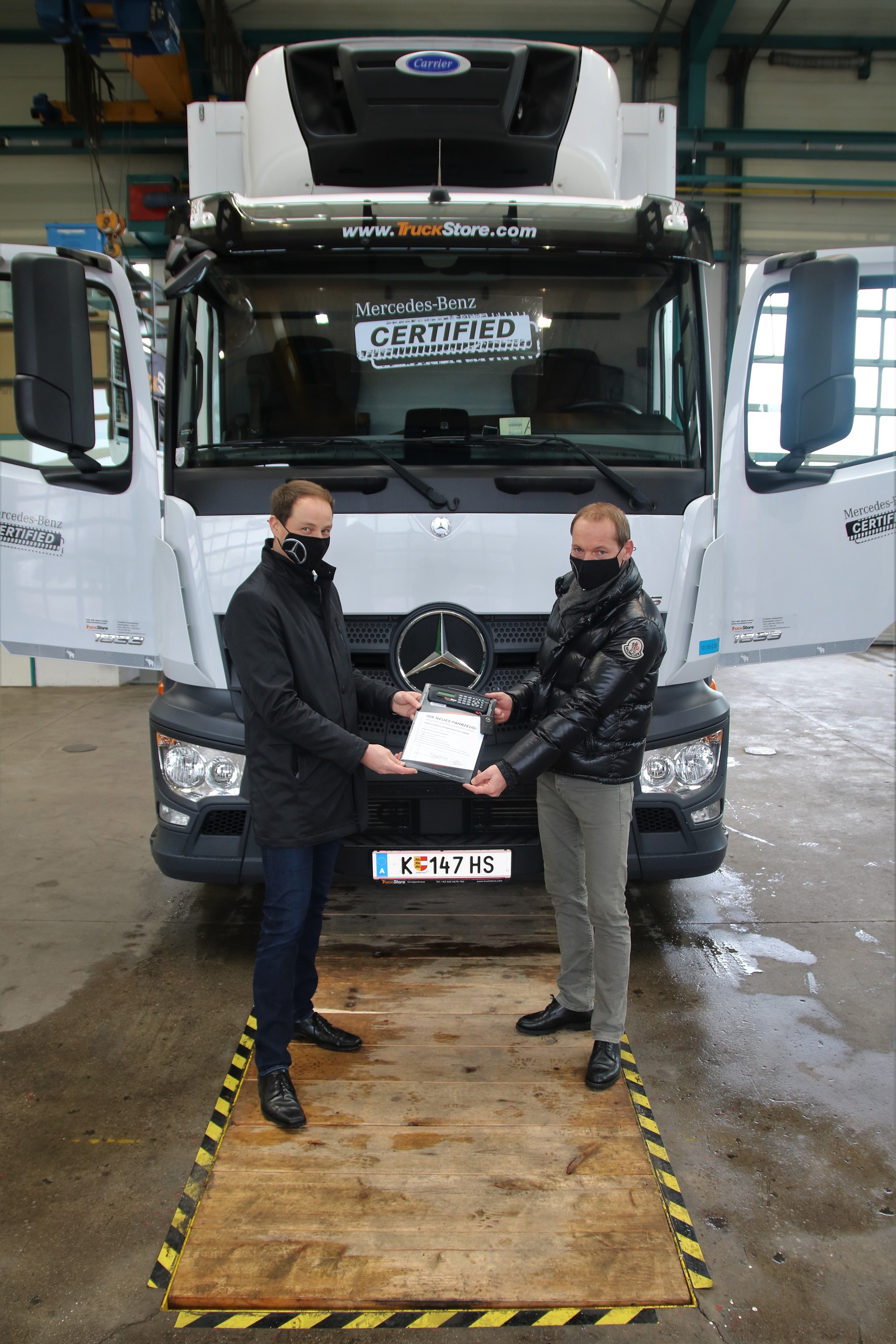 Bei der Übergabe des ersten Certified Mercedes-Benz Gebraucht-Lkw in Österreich: links Franz Bauer, Leiter TruckStore Österreich, rechts Michael Ladinik, Fuhrparkleiter der Firma Jaritz. Mercedes-Benz Lkw führt mit „Mercedes-Benz Certified“ neues Label für Gebraucht-Trucks ein - 10 Fragen und Antworten rund um das neue Qualitätsversprechen