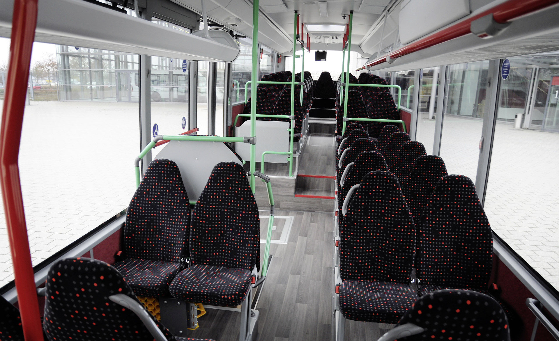Regiobus Mittelsachsen GmbH is putting nine new Setra MultiClass buses into operation. The seven S 415 LE business buses provide space for 45 passengers each and the two S 416 LE business buses can each seat 49 passengers. 25 Setra low-entry buses for Hessen and Saxony