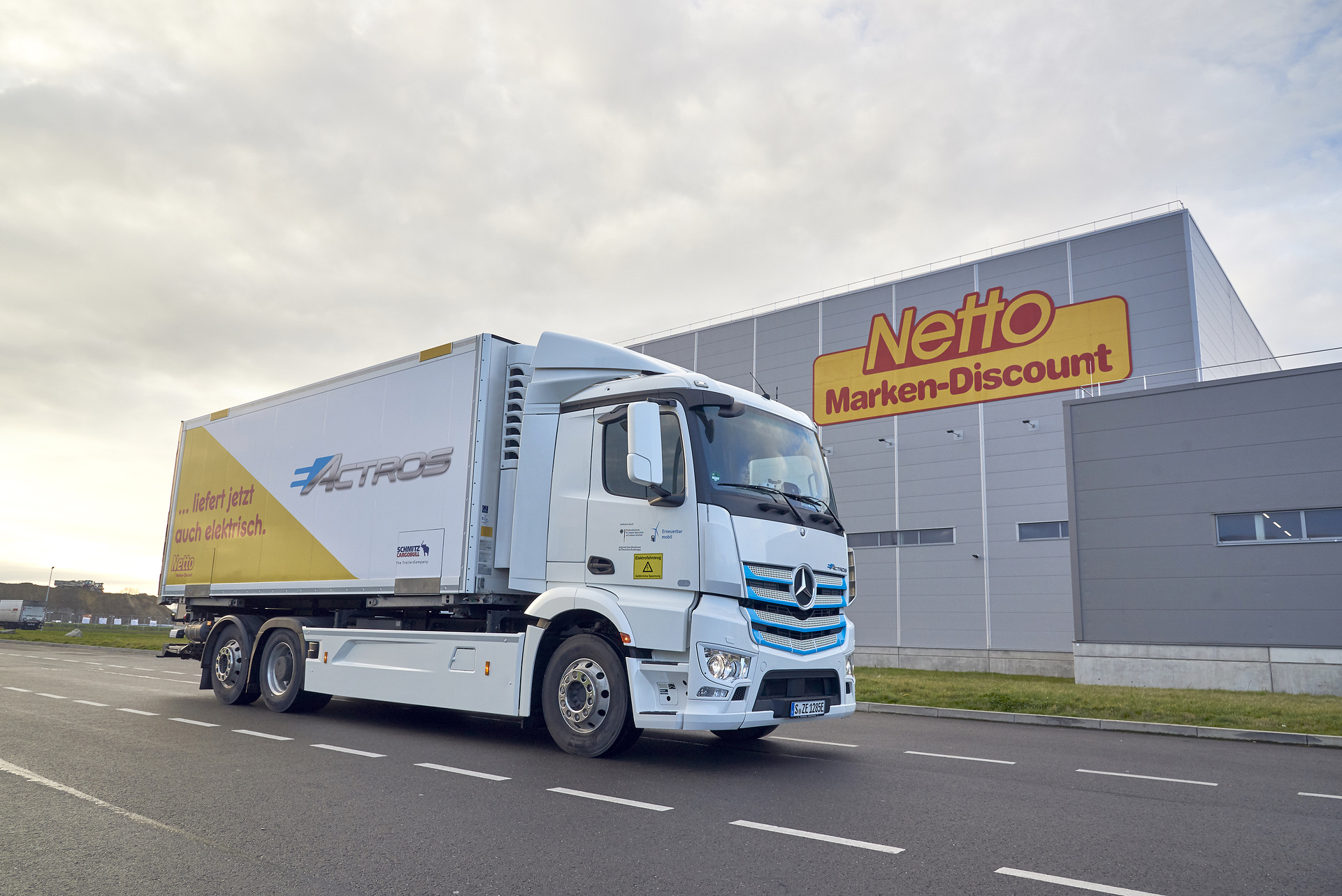 Mercedes-Benz eActros im Praxiseinsatz bei Netto. Mercedes-Benz E-Lkw im Praxiseinsatz bei Netto Marken-Discount: Batterieelektrischer eActros versorgt Filialen in Hamburg