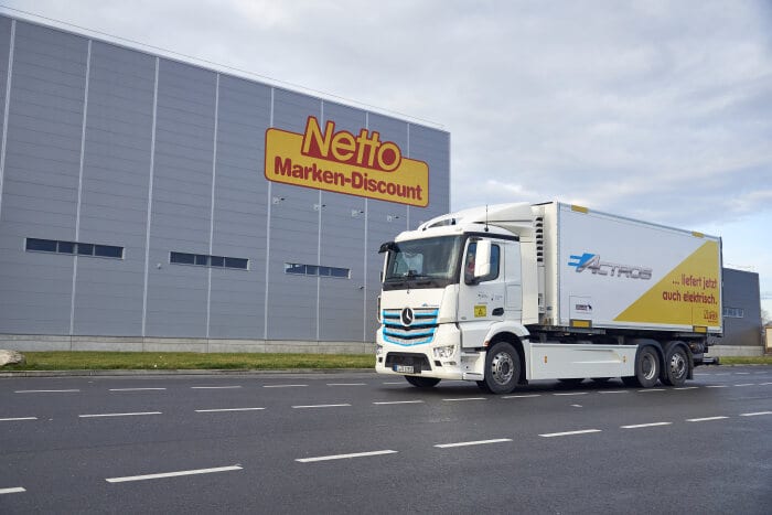 Mercedes-Benz E-Lkw im Praxiseinsatz bei Netto Marken-Discount: Batterieelektrischer eActros versorgt Filialen in Hamburg