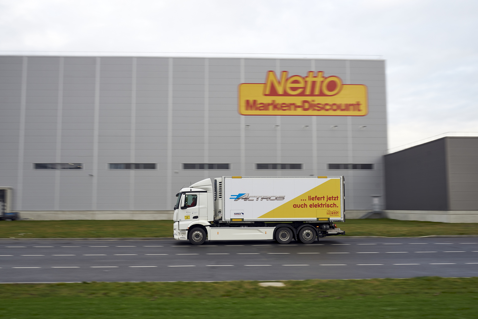 Mercedes-Benz E-Lkw im Praxiseinsatz bei Netto Marken-Discount: Batterieelektrischer eActros versorgt Filialen in Hamburg