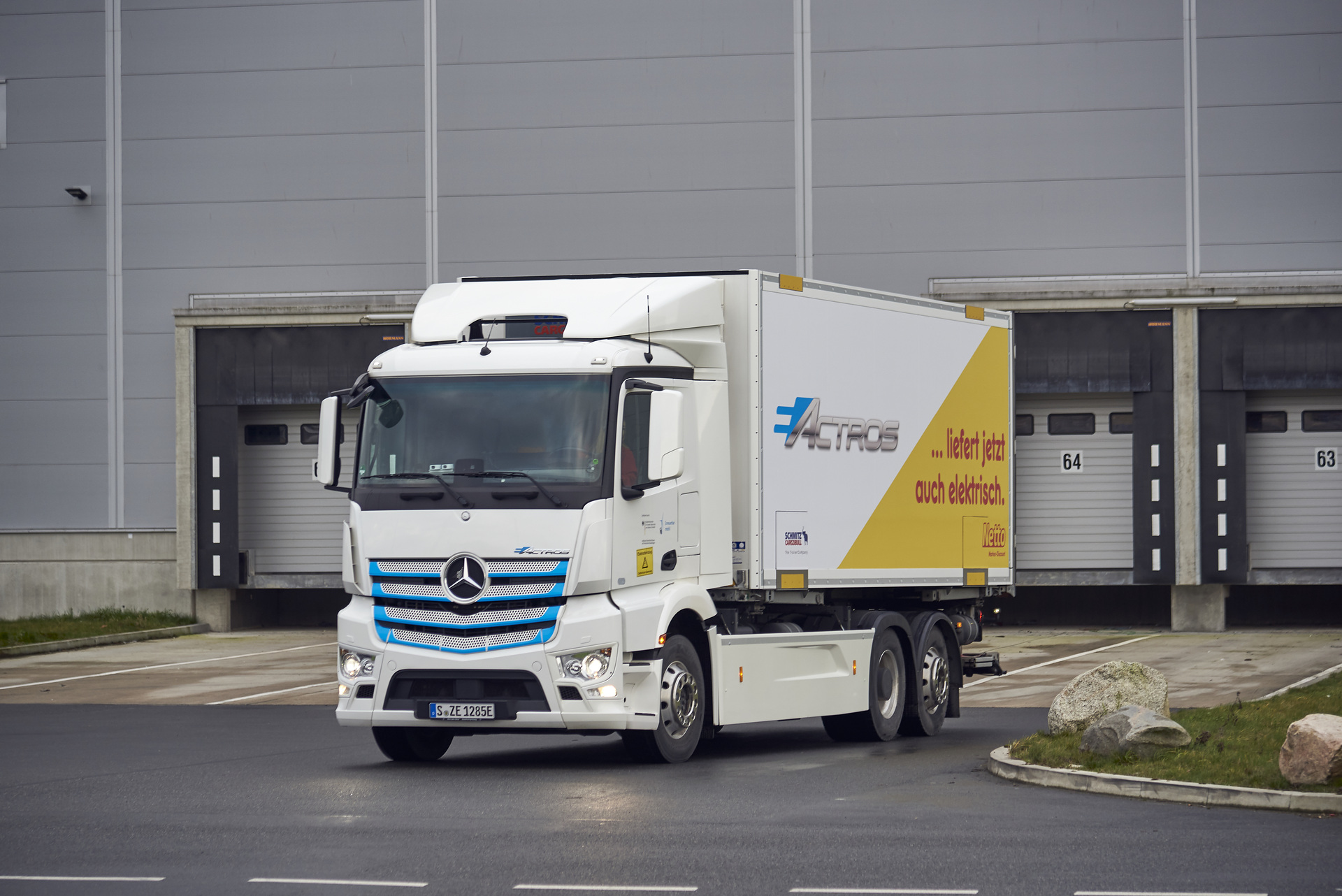 Mercedes-Benz eActros im Praxiseinsatz bei Netto. Mercedes-Benz E-Lkw im Praxiseinsatz bei Netto Marken-Discount: Batterieelektrischer eActros versorgt Filialen in Hamburg