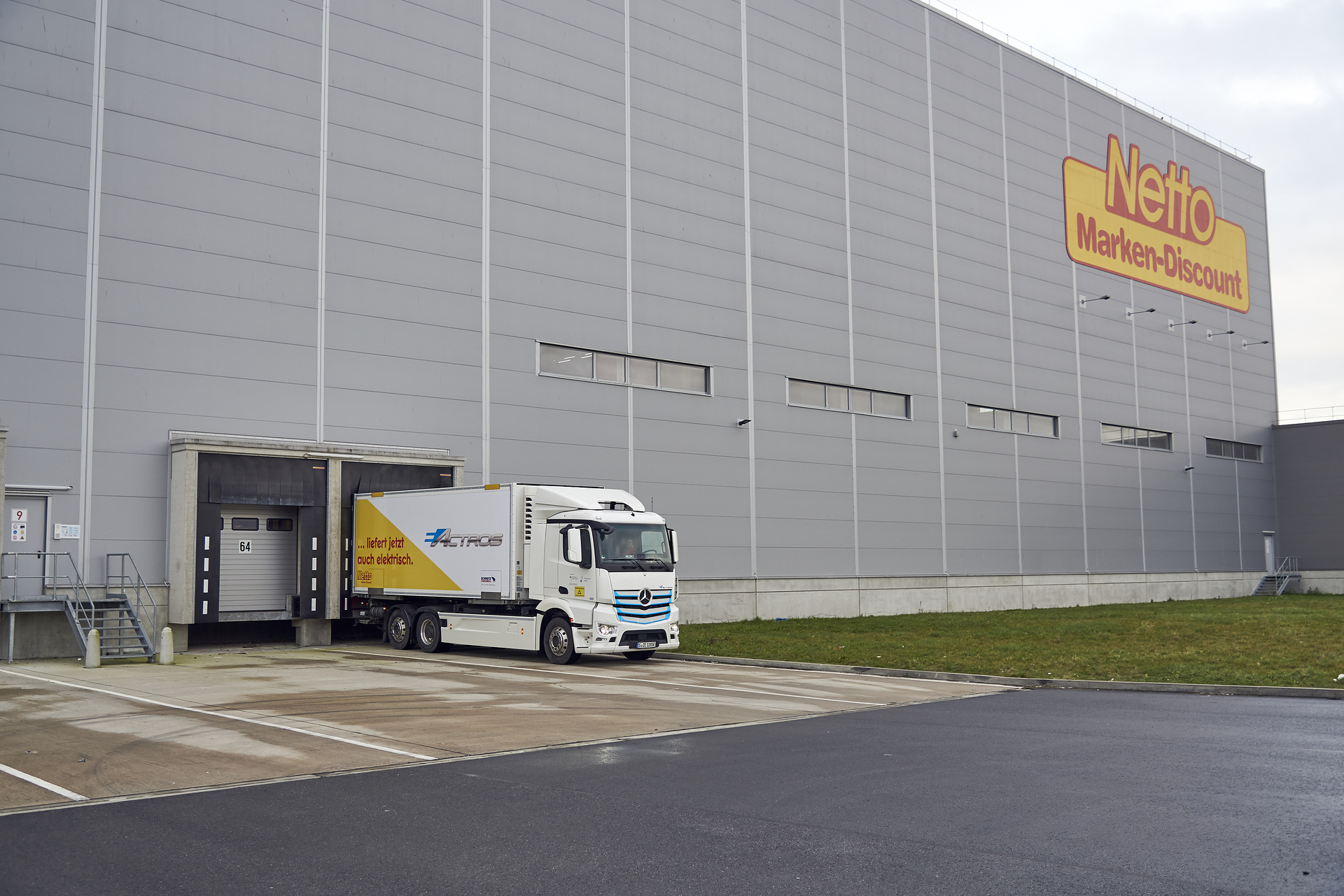 Mercedes-Benz eActros im Praxiseinsatz bei Netto. Mercedes-Benz E-Lkw im Praxiseinsatz bei Netto Marken-Discount: Batterieelektrischer eActros versorgt Filialen in Hamburg