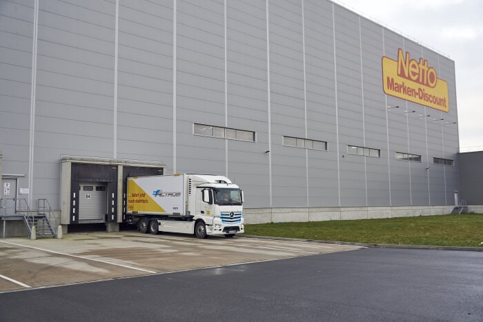 Mercedes-Benz electric truck in practical use with Netto Marken-Discount: Battery-powered eActros supplies supermarkets in Hamburg