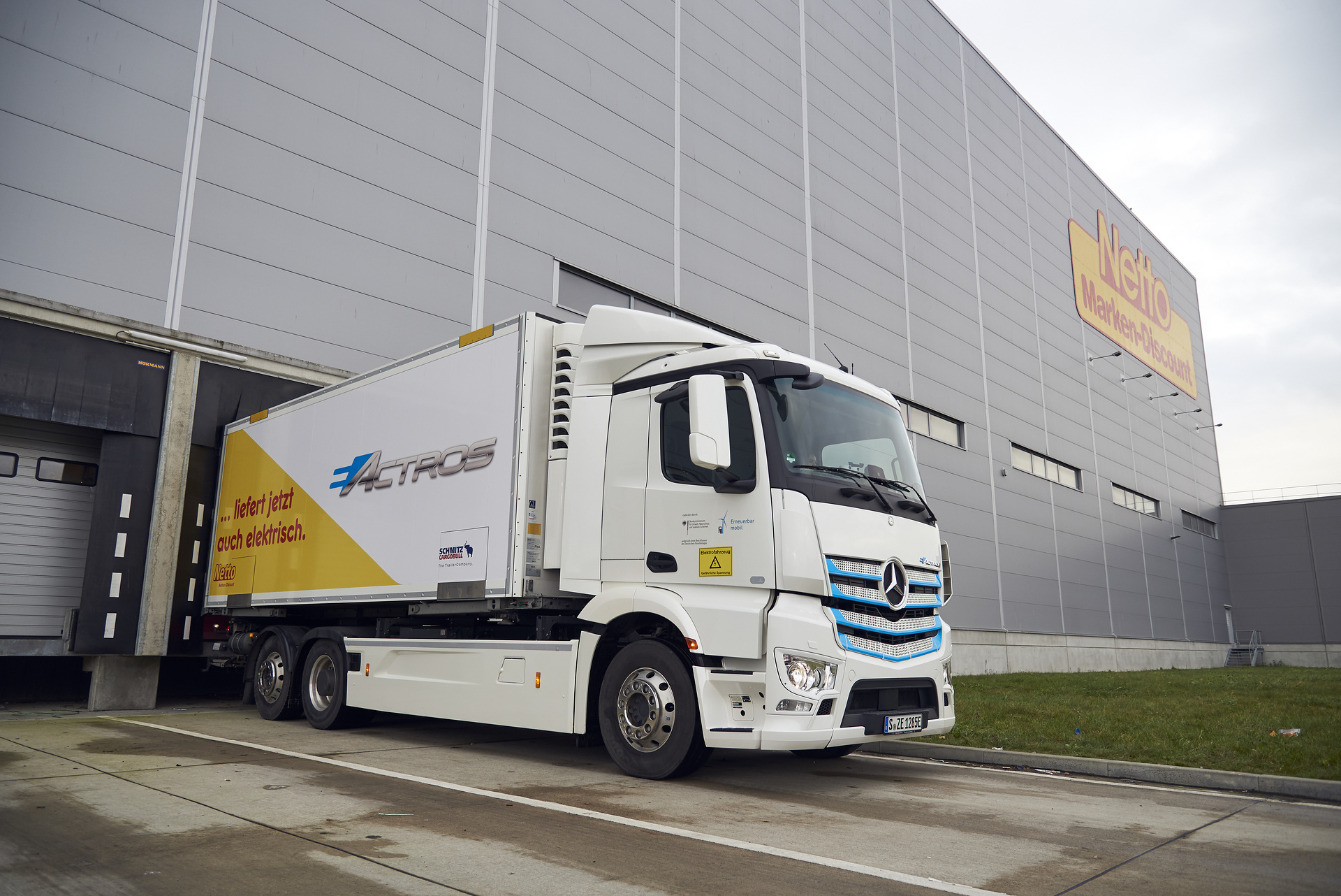 Mercedes-Benz eActros im Praxiseinsatz bei Netto. Mercedes-Benz E-Lkw im Praxiseinsatz bei Netto Marken-Discount: Batterieelektrischer eActros versorgt Filialen in Hamburg